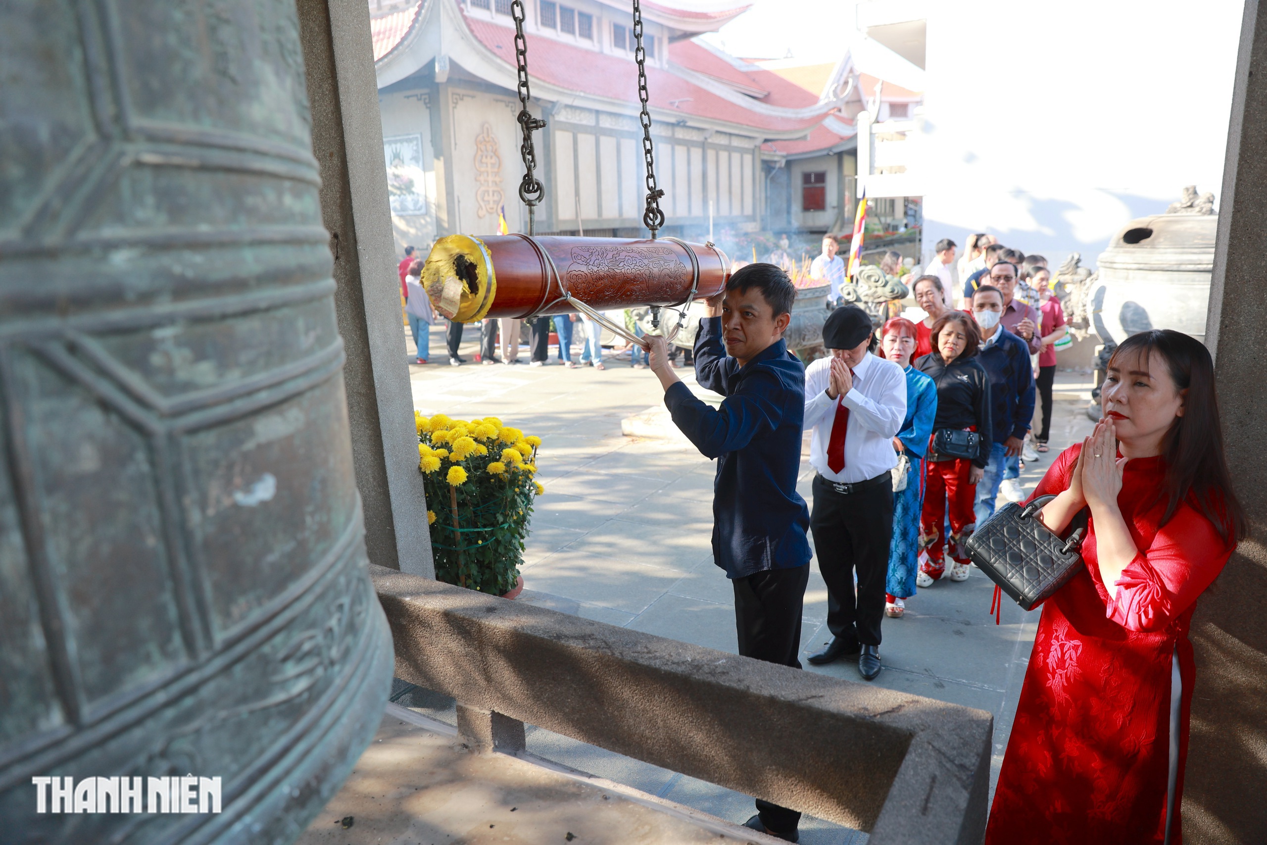 Đi chùa mùng 1 Tết Bính Ngọ ở TP.HCM cầu bình an, hạnh phúc- Ảnh 6. Đi chùa mùng 1 Tết Bính Ngọ ở TP.HCM cầu bình an, hạnh phúc- Ảnh 6.