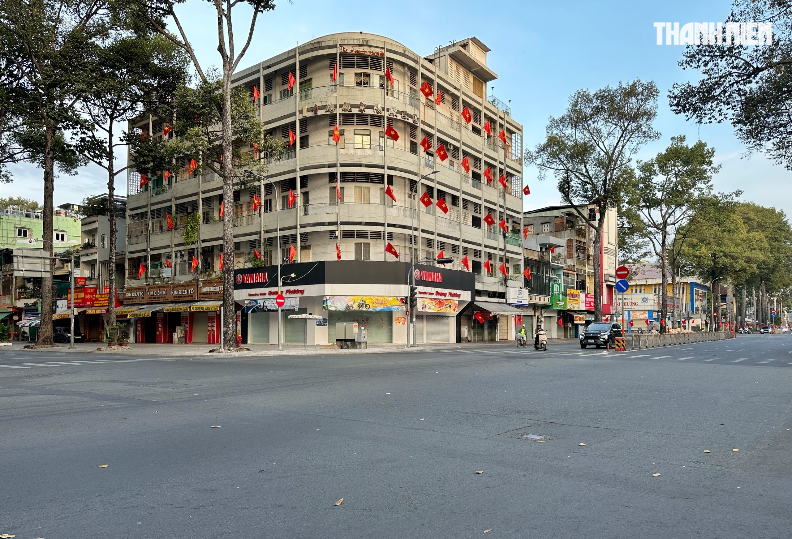 Sáng sớm mùng 1 tết: Đường phố trung tâm TP.HCM vắng xe, xuân về khắp muôn nơi - Ảnh 15.