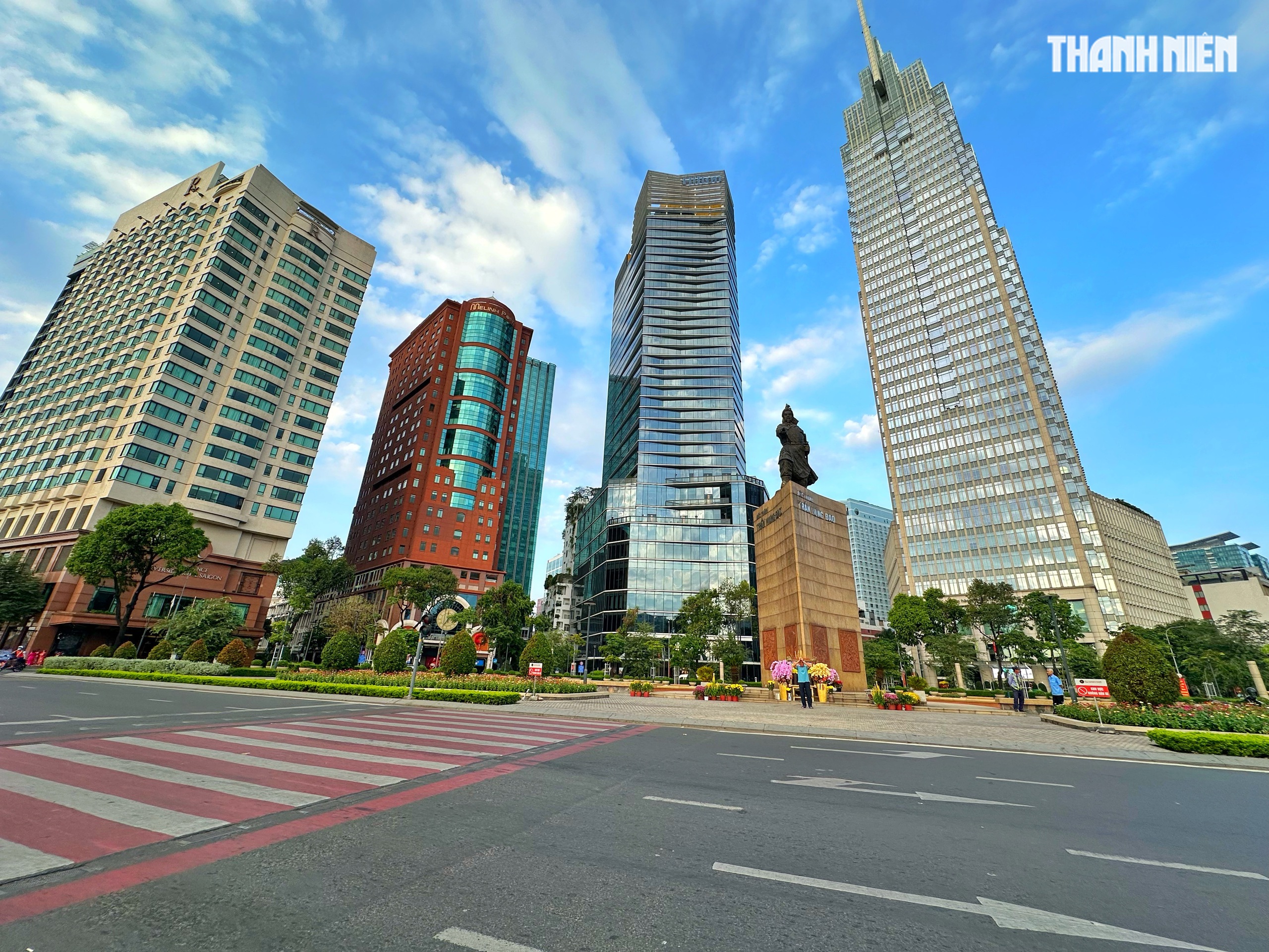 Sáng sớm mùng 1 tết: Đường phố trung tâm TP.HCM vắng xe, xuân về khắp muôn nơi - Ảnh 5.