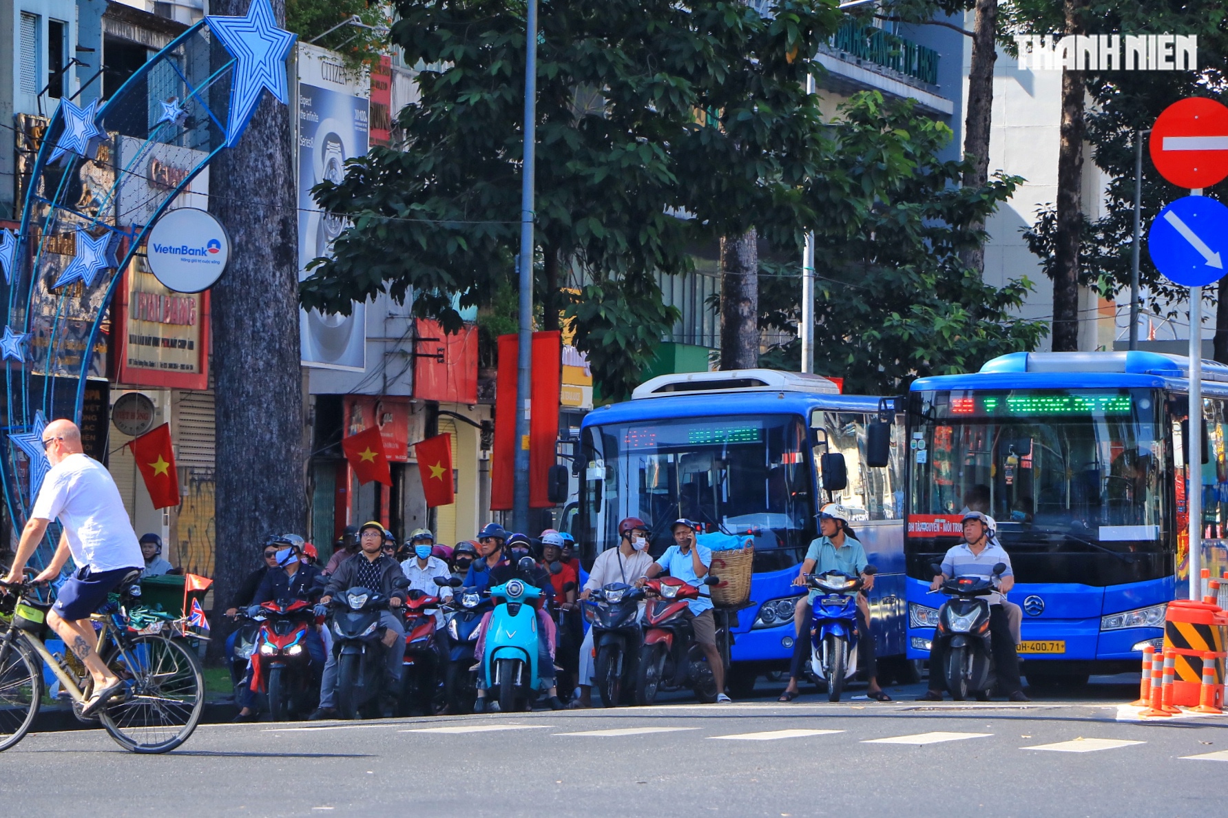 Mùng 1 tết, nhiều tuyến đường ở TP.HCM vẫn đông: Vì sao 'không vắng như tưởng tượng'? - Ảnh 4.