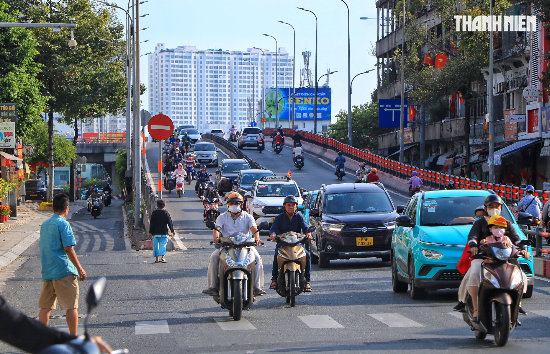 Mùng 1 tết, nhiều tuyến đường ở TP.HCM vẫn đông: Vì sao 'không vắng như tưởng tượng'? - Ảnh 8.