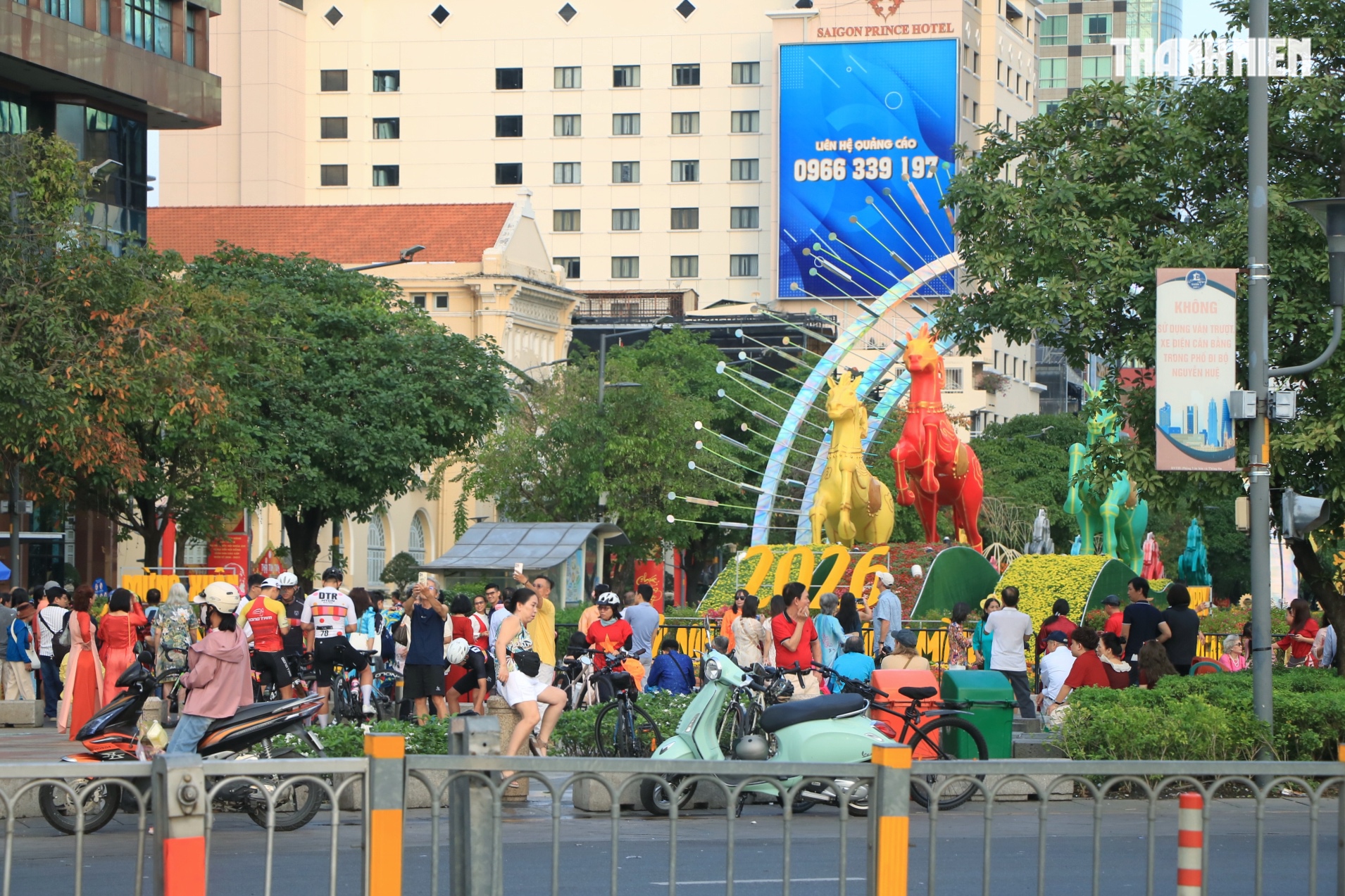 Sáng sớm mùng 1 tết: Đường phố trung tâm TP.HCM vắng xe, xuân về khắp muôn nơi - Ảnh 13.