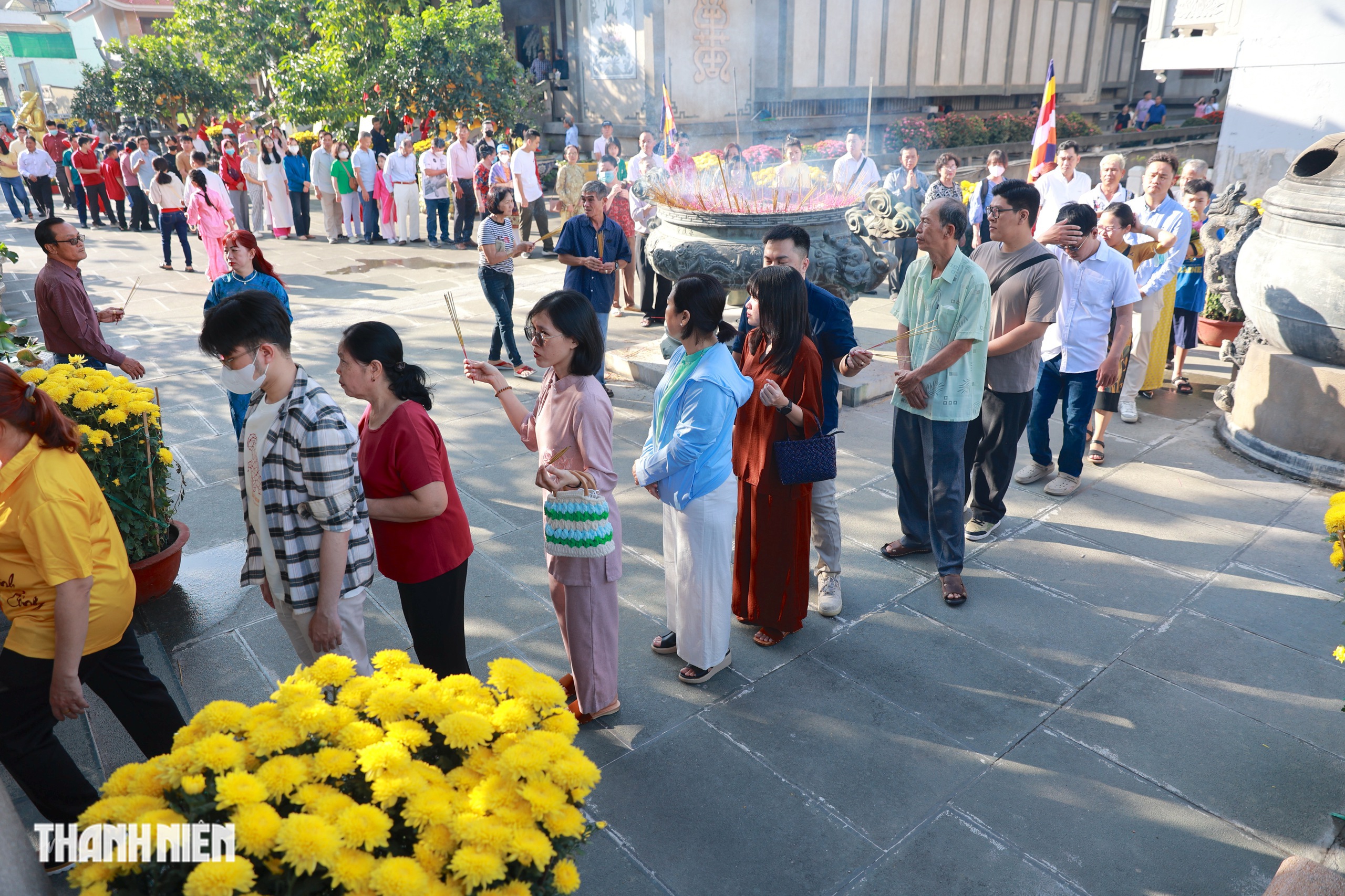 Đi chùa mùng 1 Tết Bính Ngọ ở TP.HCM cầu bình an, hạnh phúc- Ảnh 5. Đi chùa mùng 1 Tết Bính Ngọ ở TP.HCM cầu bình an, hạnh phúc- Ảnh 5.