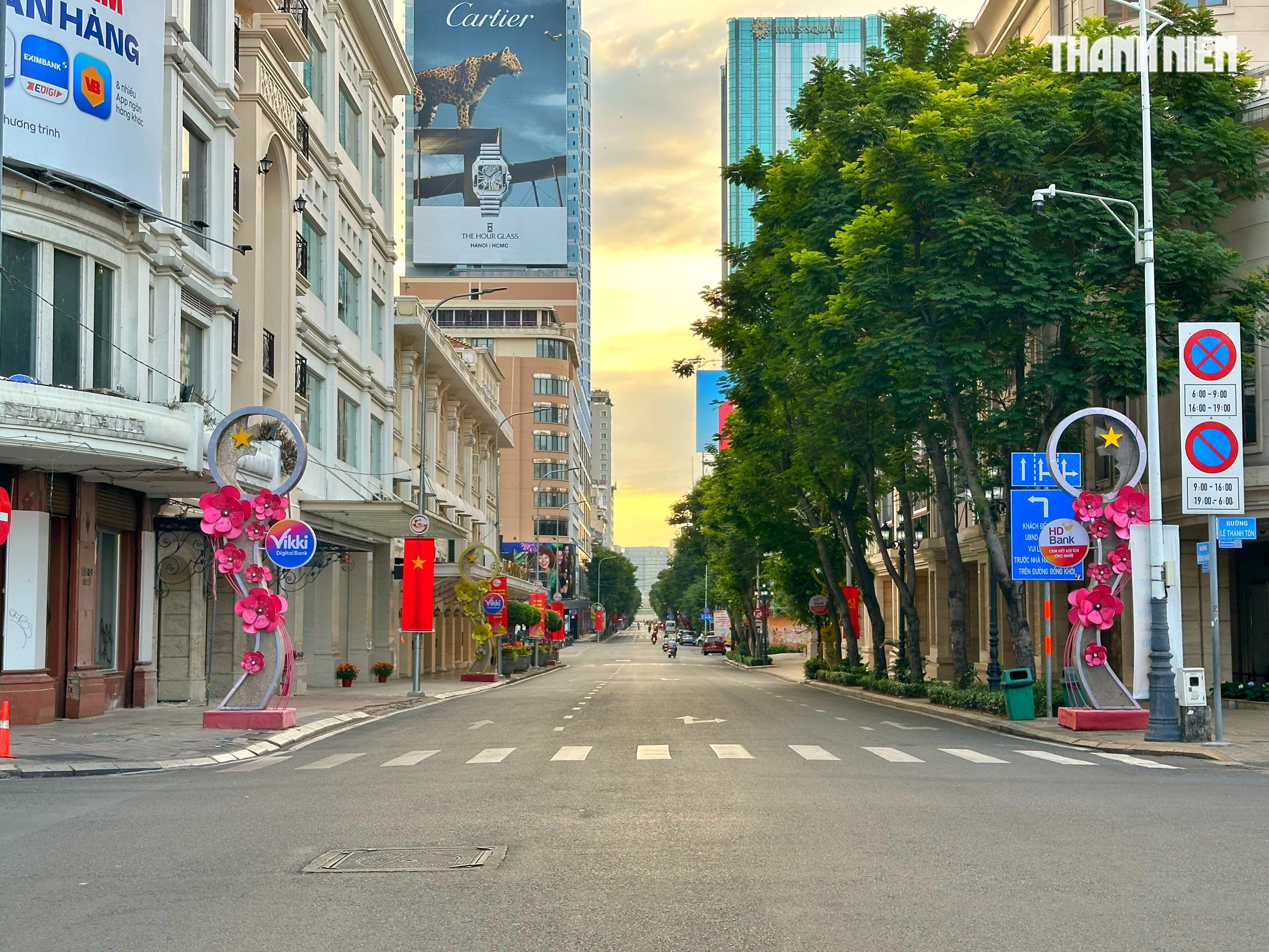 Sáng sớm mùng 1 tết: Đường phố trung tâm TP.HCM vắng xe, xuân về khắp muôn nơi - Ảnh 6.