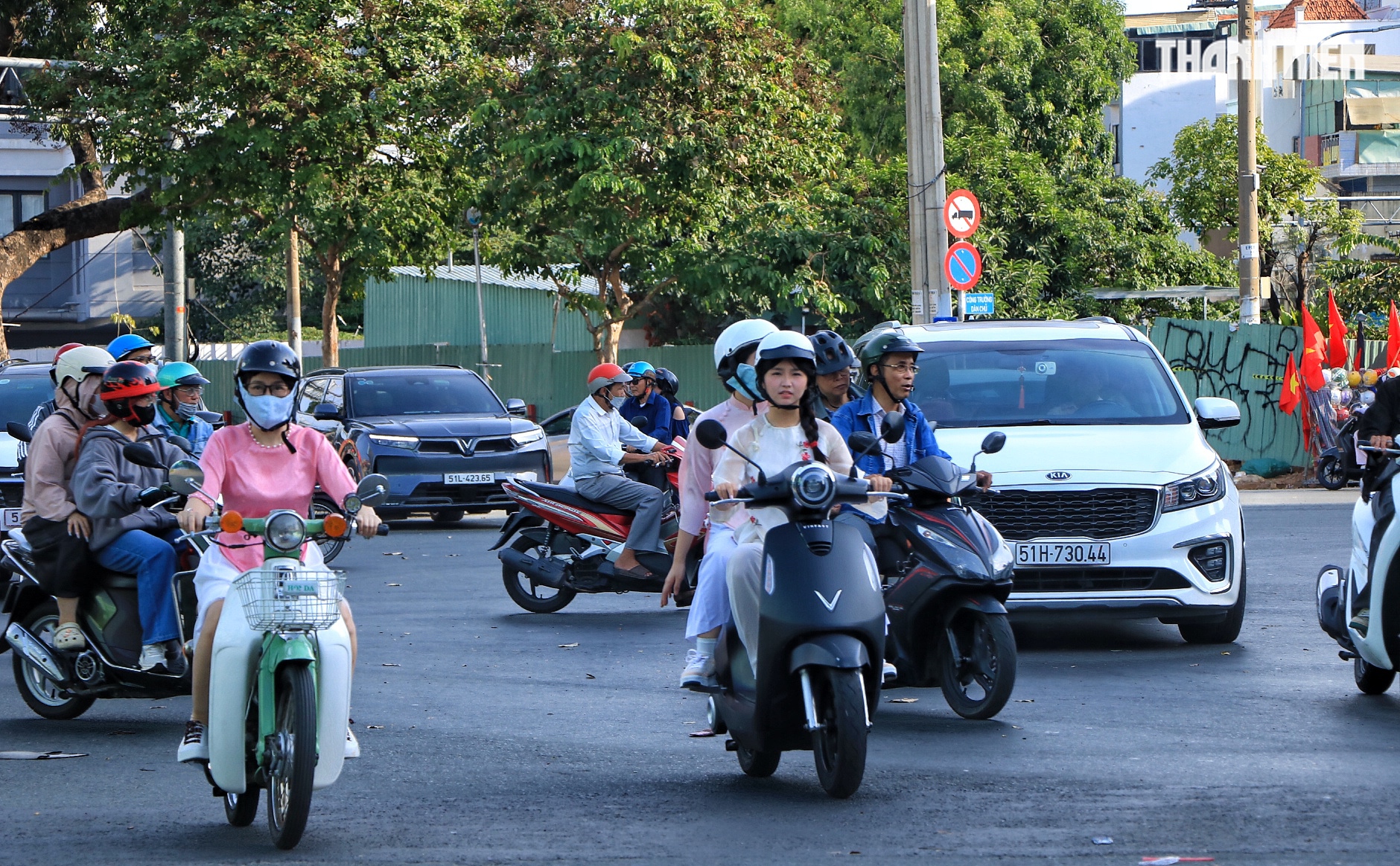 Mùng 1 tết, nhiều tuyến đường ở TP.HCM vẫn đông: Vì sao 'không vắng như tưởng tượng'? - Ảnh 7.