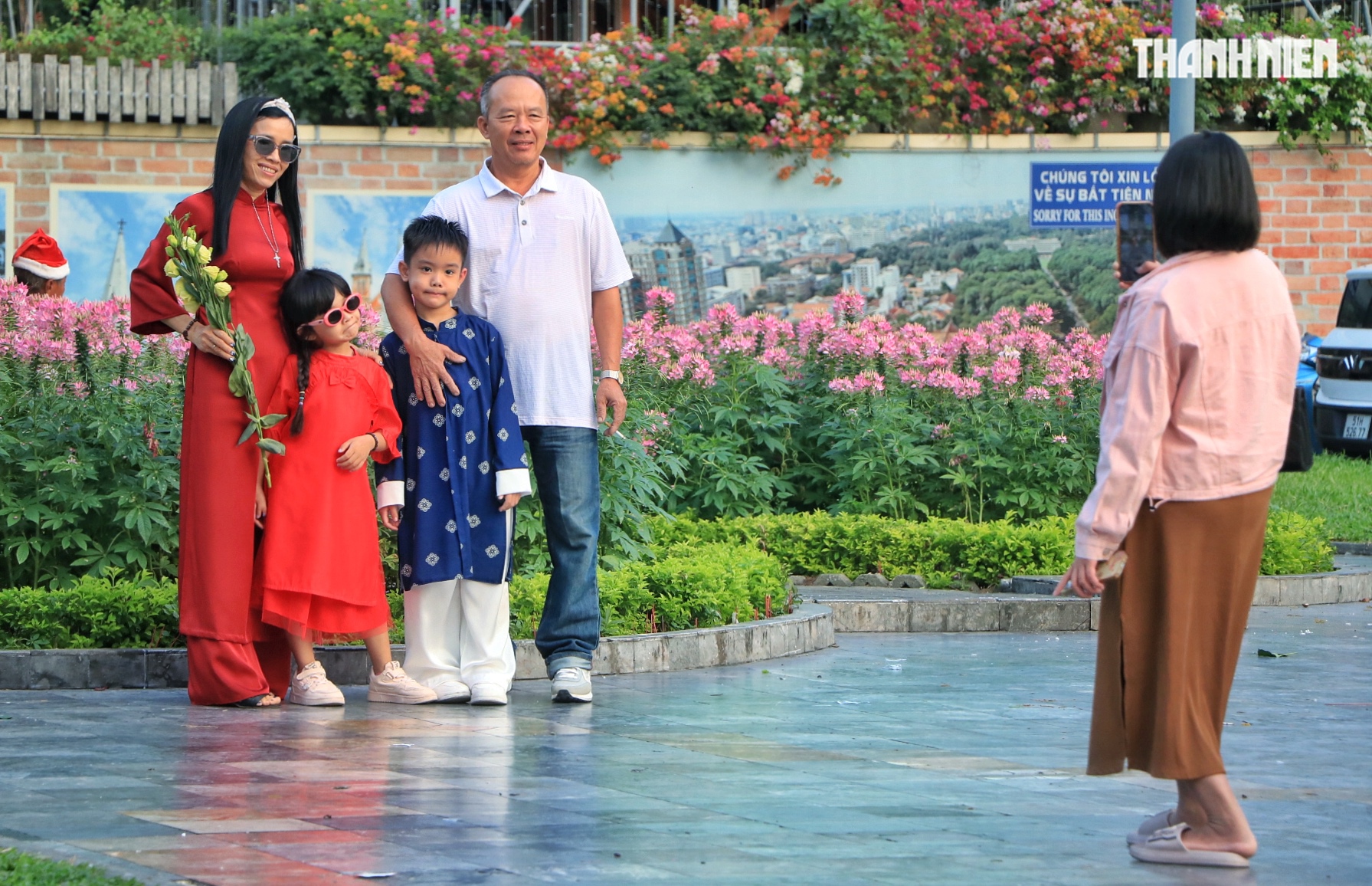 Sáng sớm mùng 1 tết: Đường phố trung tâm TP.HCM vắng xe, xuân về khắp muôn nơi - Ảnh 3.