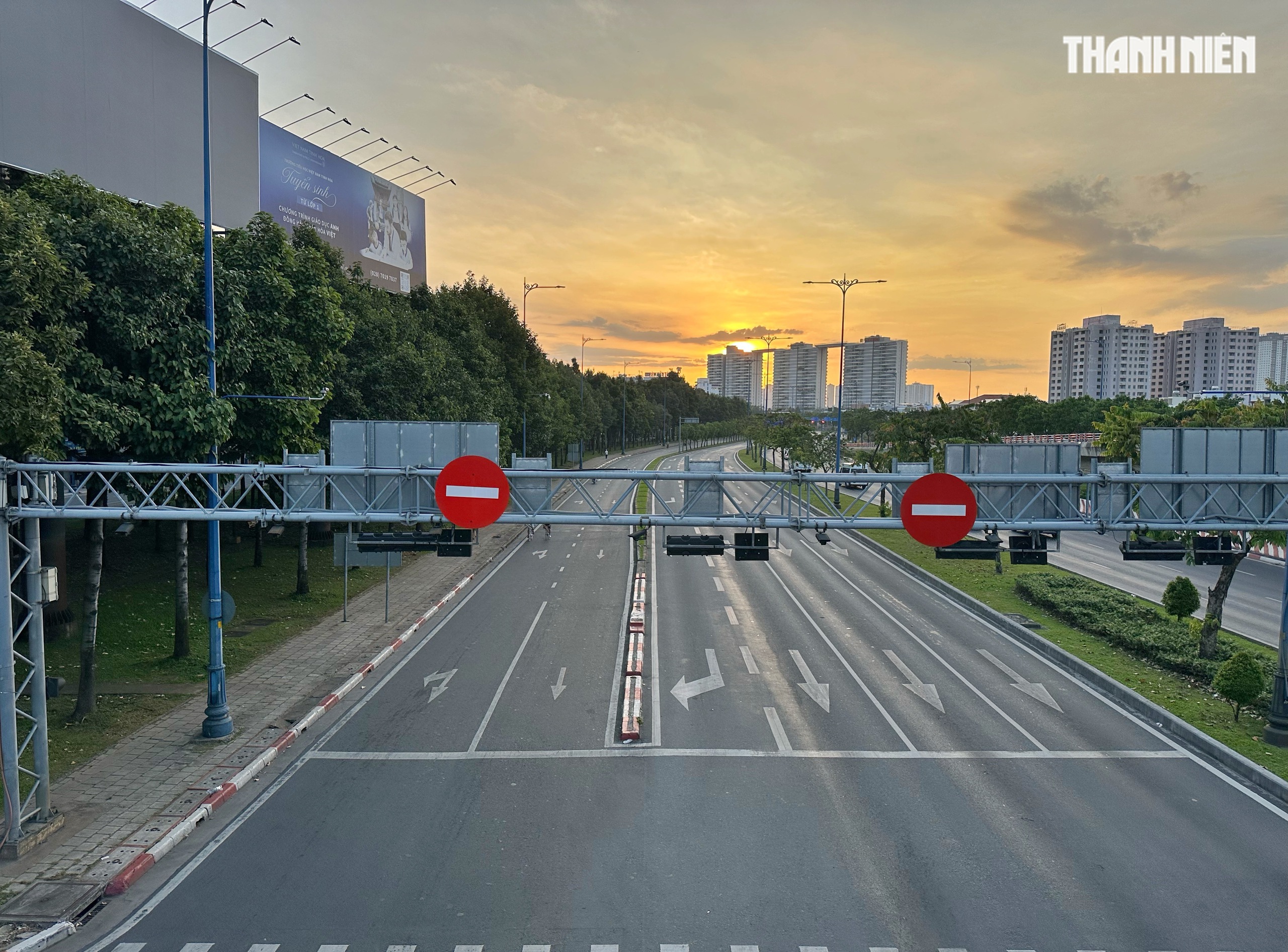 Sáng sớm mùng 1 tết: Đường phố trung tâm TP.HCM vắng xe, xuân về khắp muôn nơi - Ảnh 9.