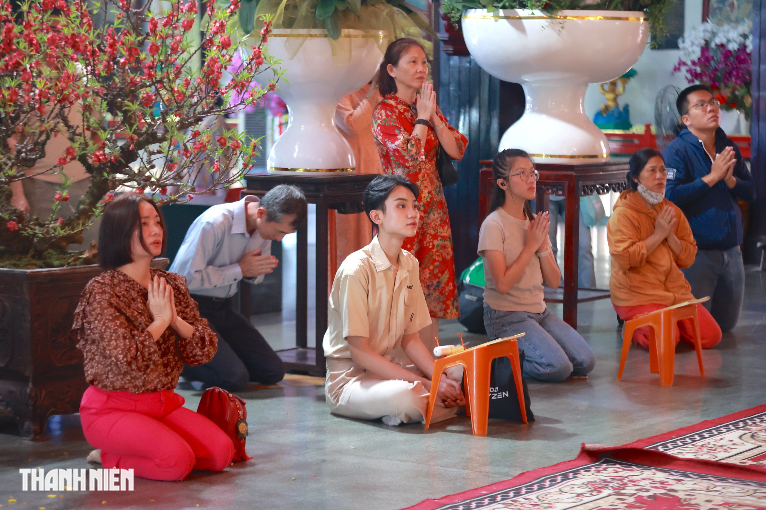 Đi chùa mùng 1 Tết Bính Ngọ ở TP.HCM cầu bình an, hạnh phúc- Ảnh 8. Đi chùa mùng 1 Tết Bính Ngọ ở TP.HCM cầu bình an, hạnh phúc- Ảnh 8.