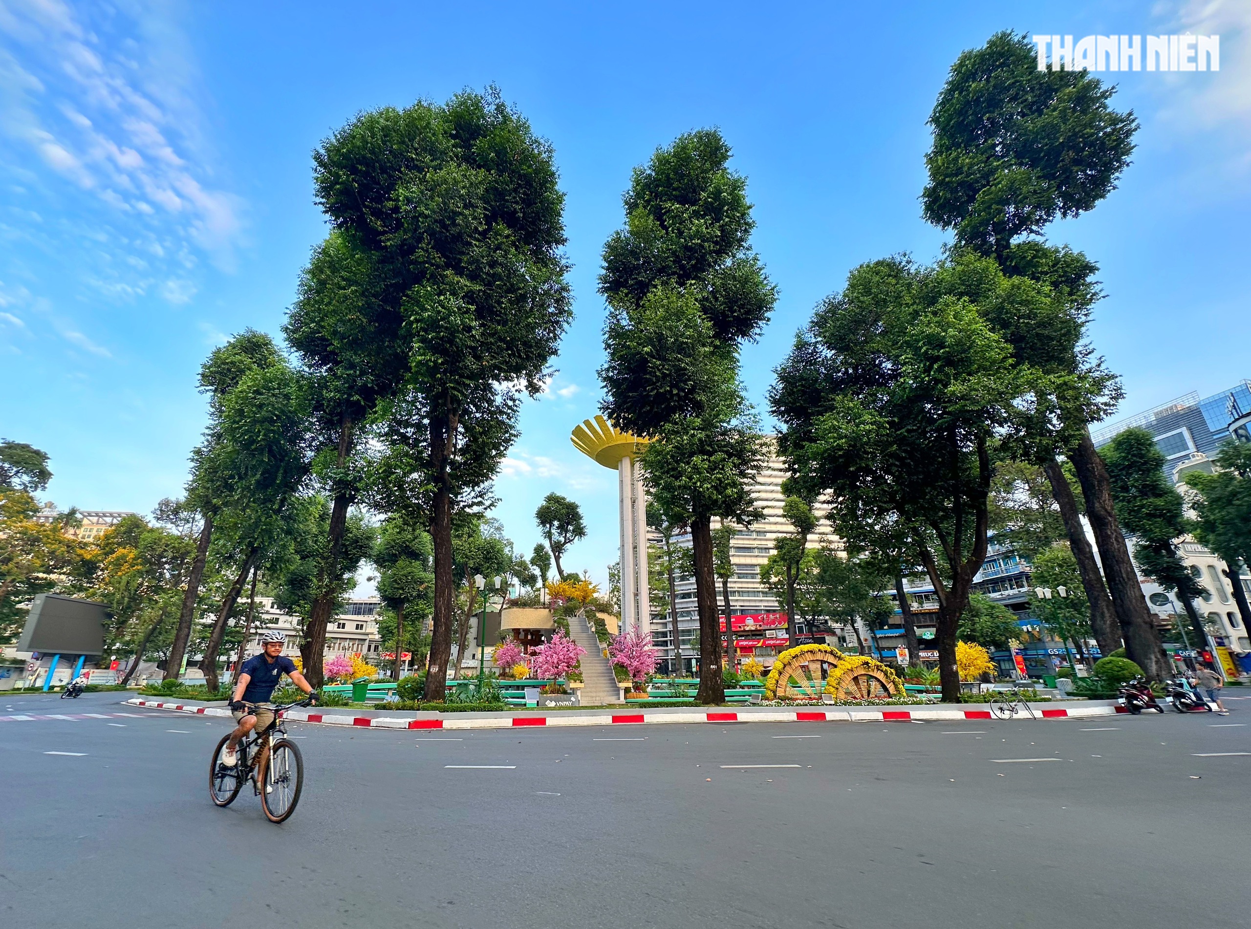 Sáng sớm mùng 1 tết: Đường phố trung tâm TP.HCM vắng xe, xuân về khắp muôn nơi - Ảnh 4.