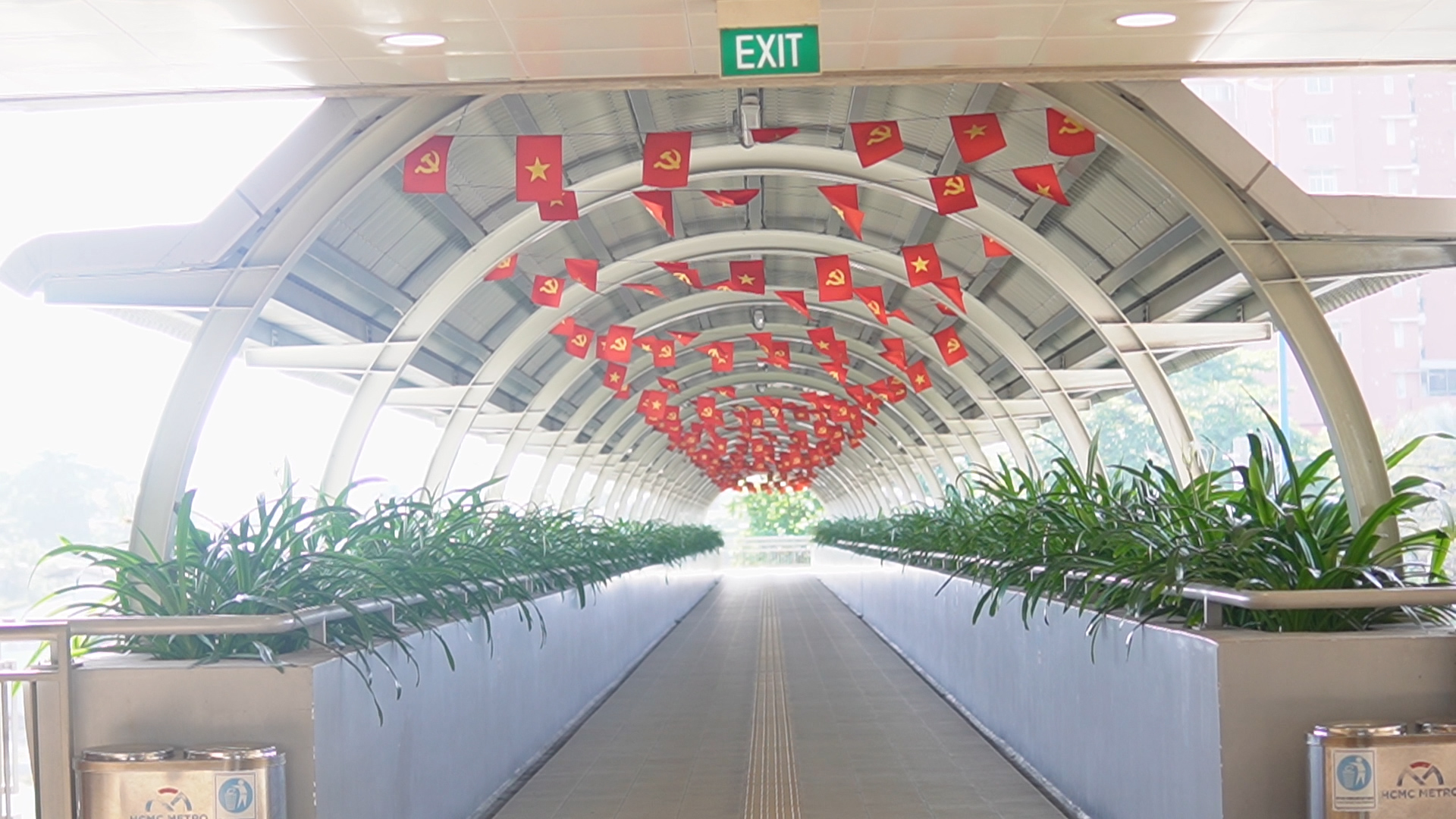 Metro số 1 miễn ph&iacute; v&eacute; ng&agrave;y tết, người d&acirc;n TP.HCM du xu&acirc;n ấm l&ograve;ng: 'Qu&aacute; hạnh ph&uacute;c' - Ảnh 1.