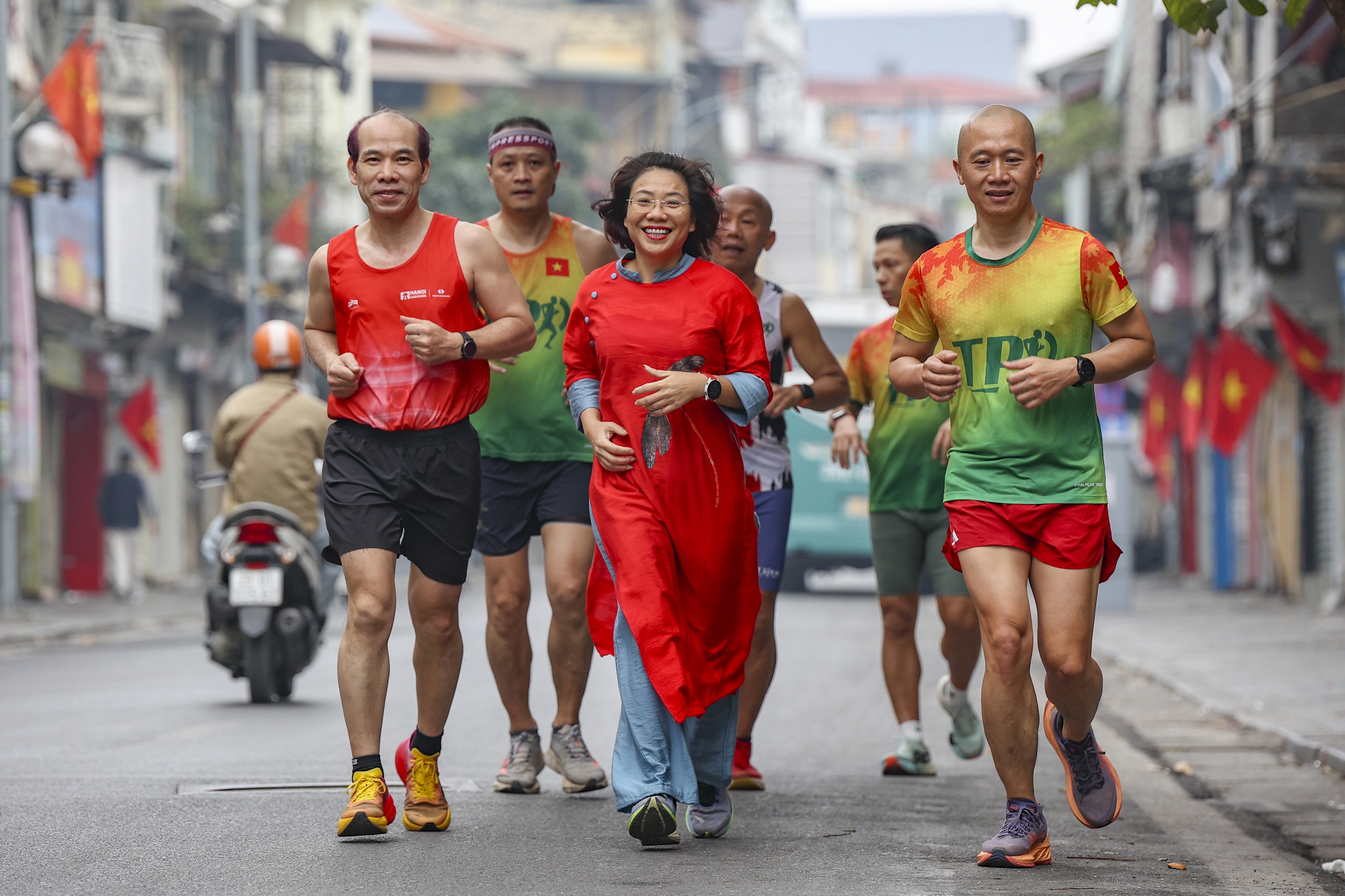 Kh&ocirc;ng kh&iacute; tết H&agrave; Nội kh&aacute;c lạ s&aacute;ng m&ugrave;ng 1 tết Nguy&ecirc;n đ&aacute;n B&iacute;nh Ngọ 2026 - Ảnh 8.