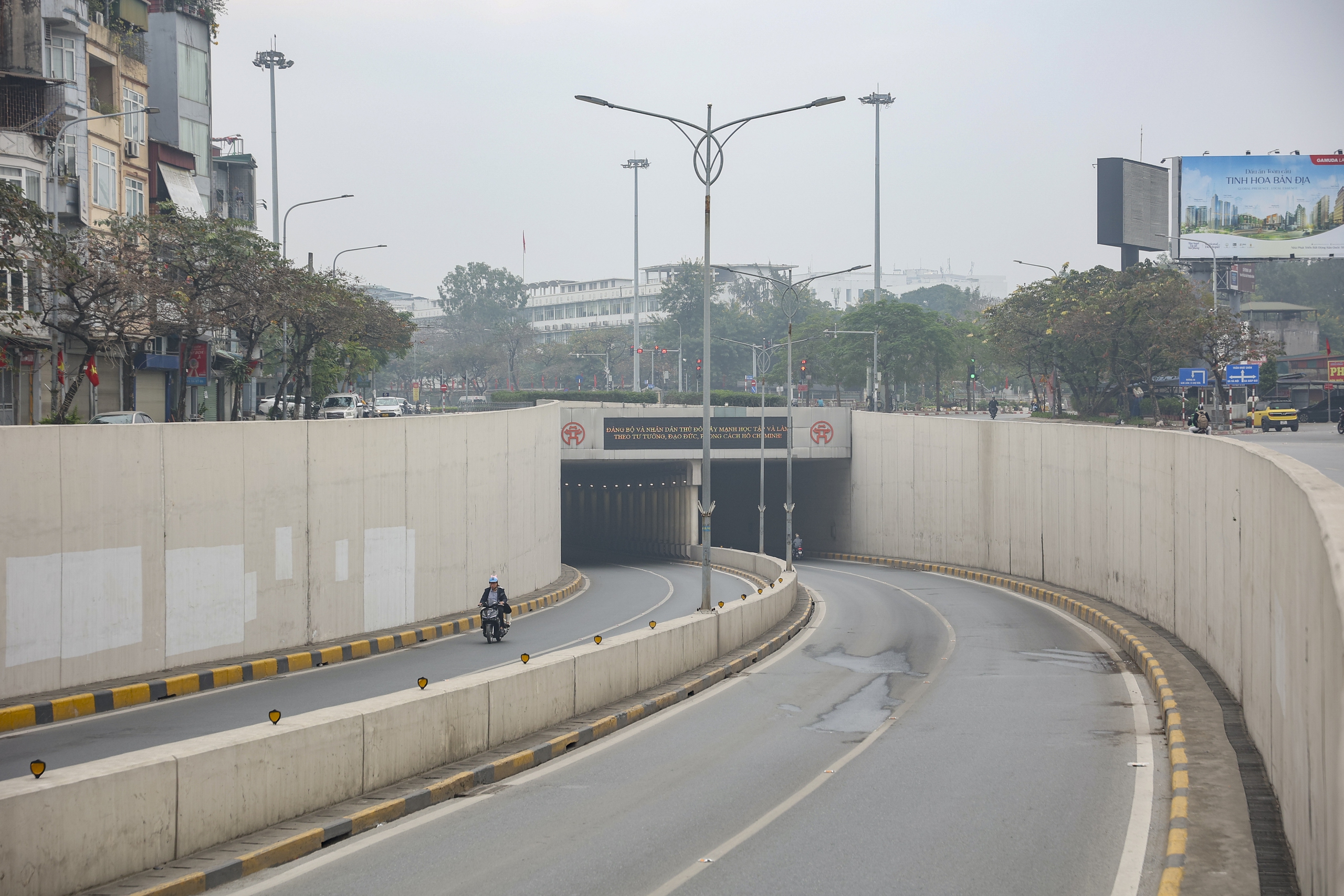 Kh&ocirc;ng kh&iacute; tết H&agrave; Nội kh&aacute;c lạ s&aacute;ng m&ugrave;ng 1 tết Nguy&ecirc;n đ&aacute;n B&iacute;nh Ngọ 2026 - Ảnh 5.