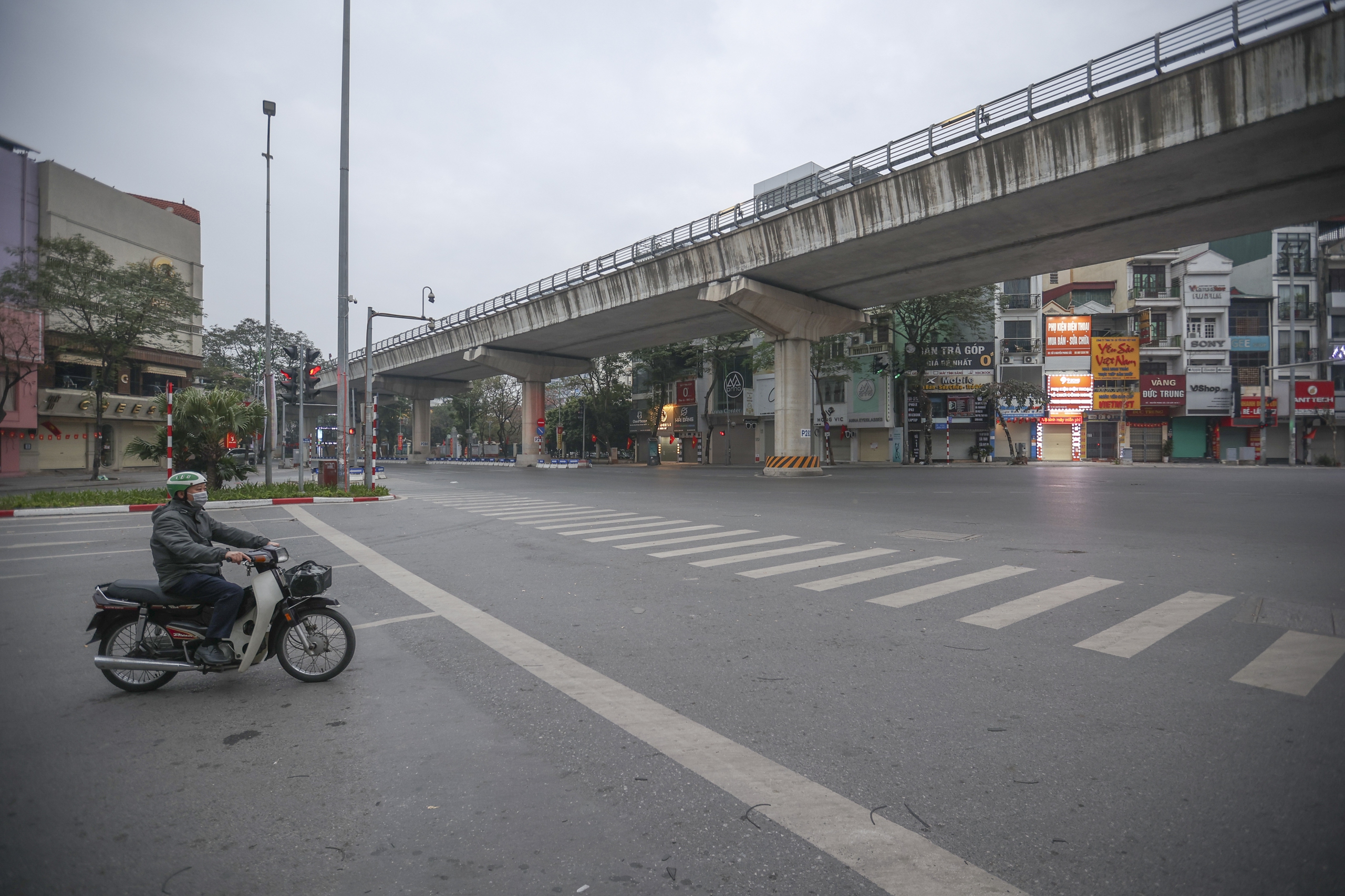 Kh&ocirc;ng kh&iacute; tết H&agrave; Nội kh&aacute;c lạ s&aacute;ng m&ugrave;ng 1 tết Nguy&ecirc;n đ&aacute;n B&iacute;nh Ngọ 2026 - Ảnh 6.