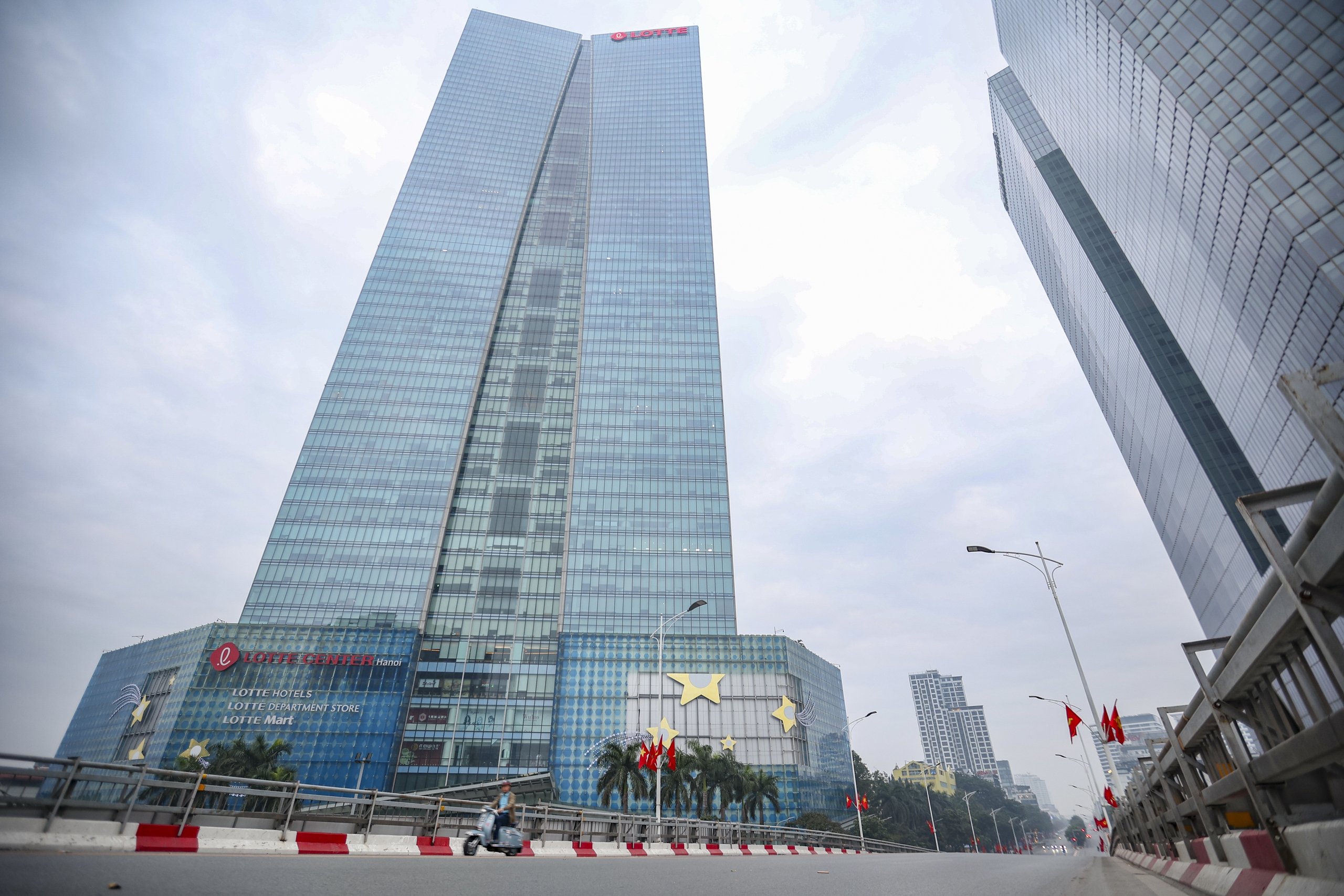 Kh&ocirc;ng kh&iacute; tết H&agrave; Nội kh&aacute;c lạ s&aacute;ng m&ugrave;ng 1 tết Nguy&ecirc;n đ&aacute;n B&iacute;nh Ngọ 2026 - Ảnh 3.