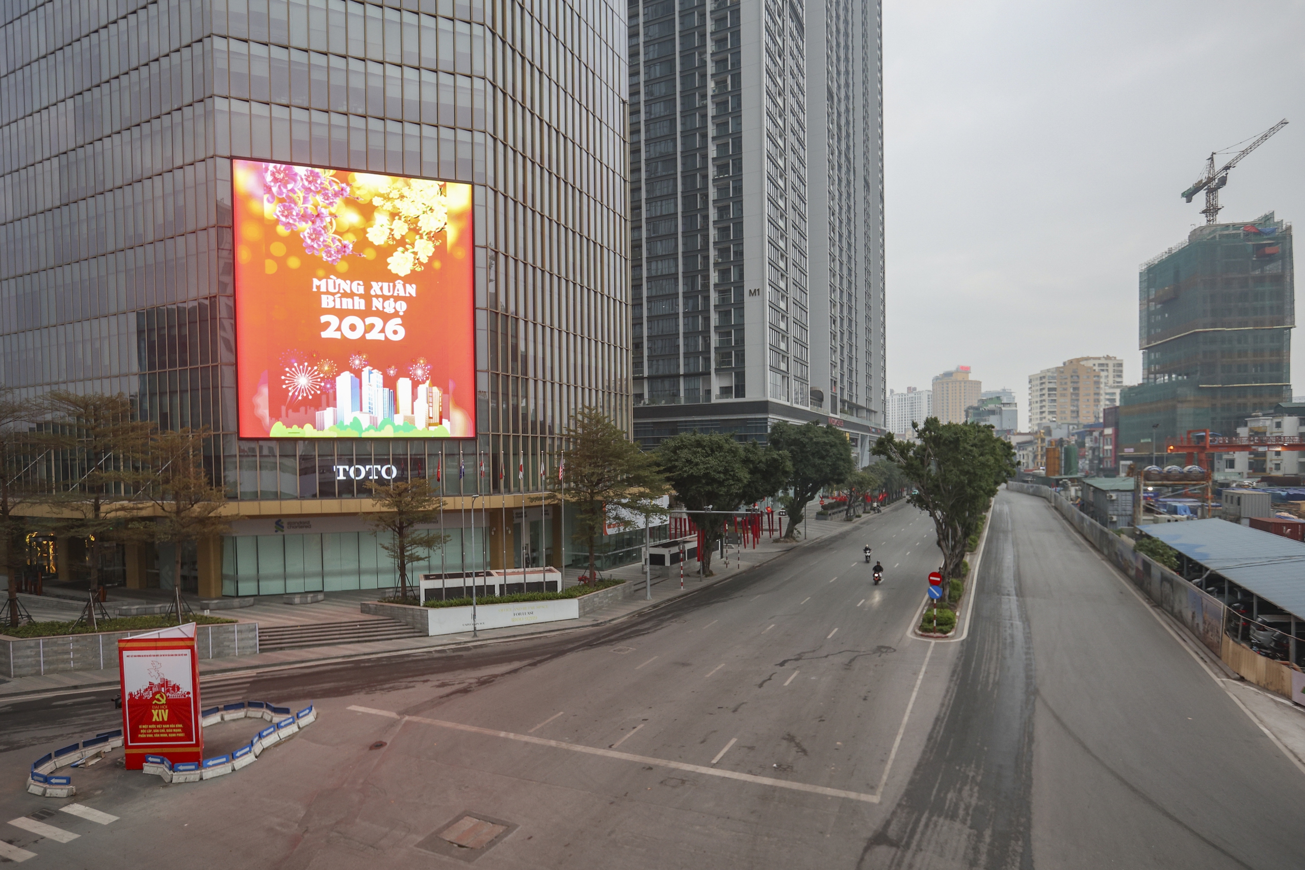 Kh&ocirc;ng kh&iacute; tết H&agrave; Nội kh&aacute;c lạ s&aacute;ng m&ugrave;ng 1 tết Nguy&ecirc;n đ&aacute;n B&iacute;nh Ngọ 2026 - Ảnh 4.