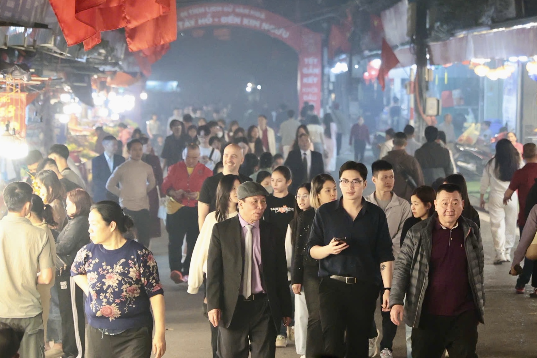 Phủ Tây Hồ nêm kín người lễ ngày mùng 1 tết Bính Ngọ- Ảnh 11. Phủ Tây Hồ nêm kín người lễ ngày mùng 1 tết Bính Ngọ- Ảnh 11.