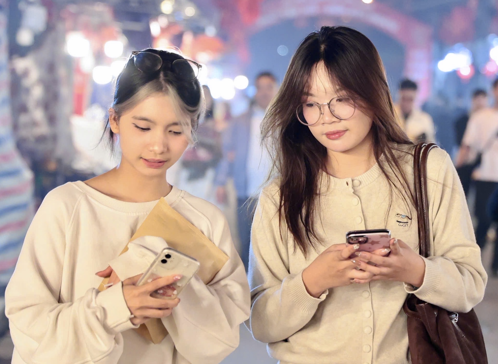 Phủ Tây Hồ nêm kín người lễ ngày mùng 1 tết Bính Ngọ- Ảnh 9. Phủ Tây Hồ nêm kín người lễ ngày mùng 1 tết Bính Ngọ- Ảnh 9.