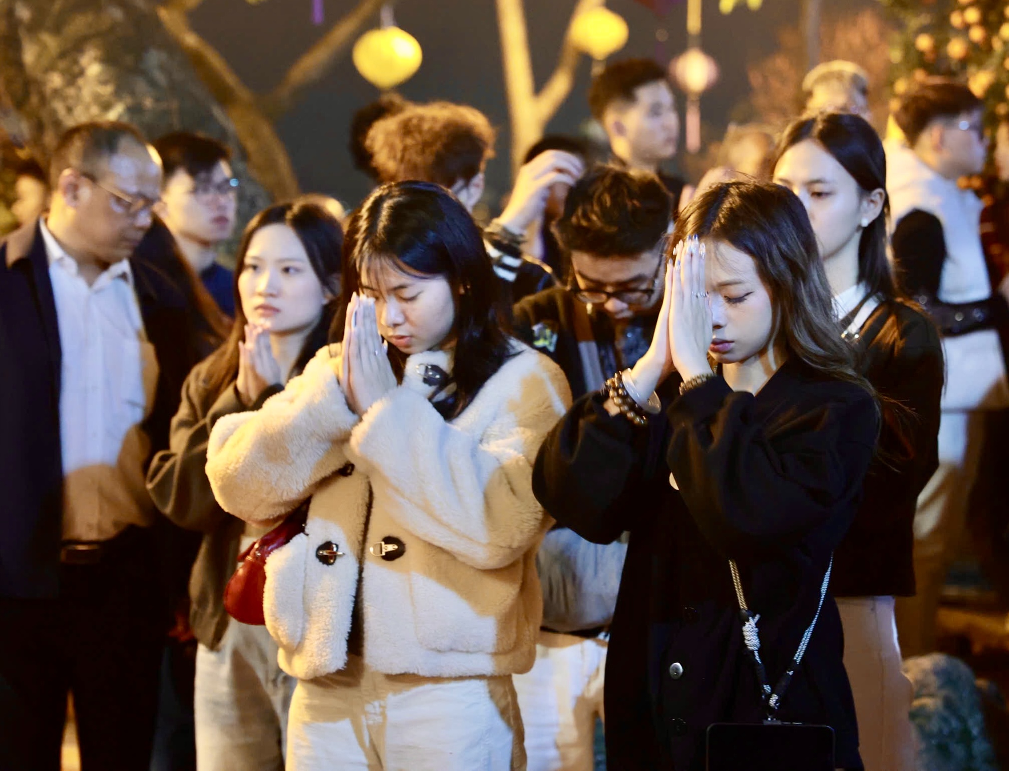 Phủ Tây Hồ nêm kín người lễ ngày mùng 1 tết Bính Ngọ- Ảnh 7. Phủ Tây Hồ nêm kín người lễ ngày mùng 1 tết Bính Ngọ- Ảnh 7.