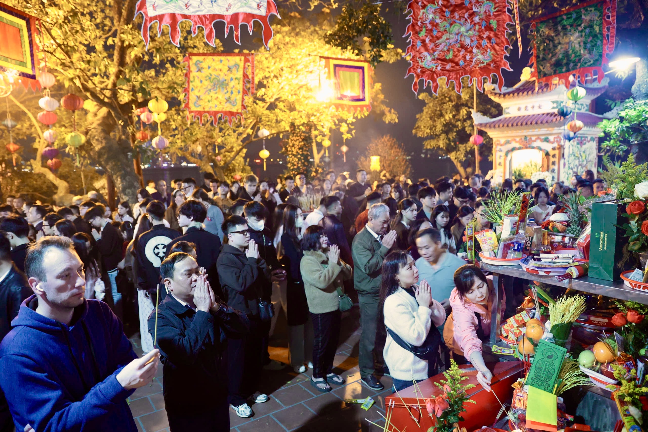 Phủ Tây Hồ nêm kín người lễ ngày mùng 1 tết Bính Ngọ- Ảnh 1. Phủ Tây Hồ nêm kín người lễ ngày mùng 1 tết Bính Ngọ- Ảnh 1.