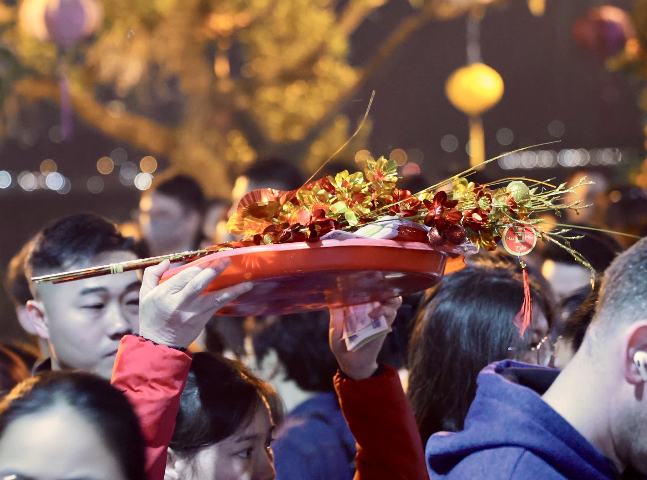 Phủ Tây Hồ nêm kín người lễ ngày mùng 1 tết Bính Ngọ- Ảnh 8. Phủ Tây Hồ nêm kín người lễ ngày mùng 1 tết Bính Ngọ- Ảnh 8.