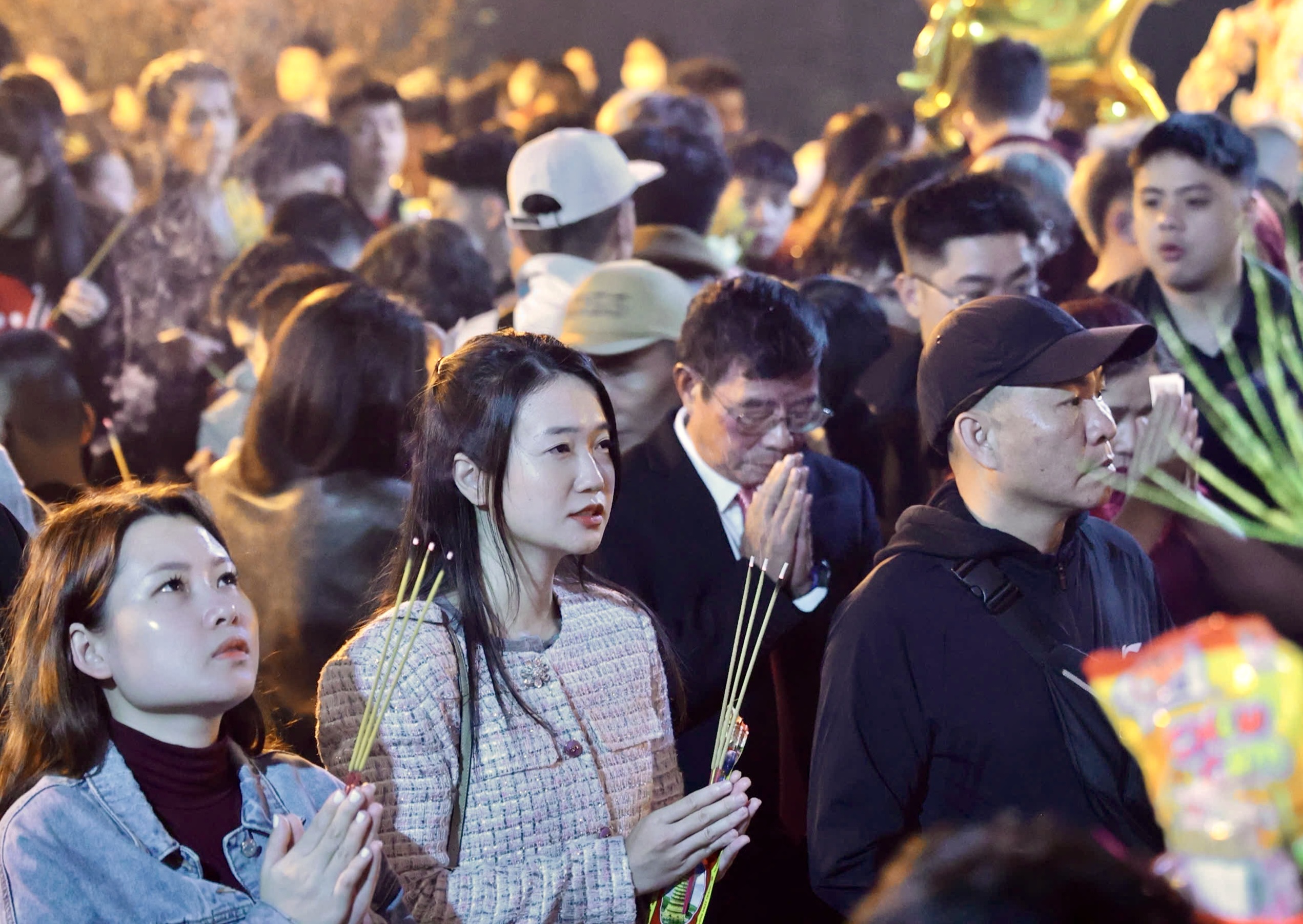 Phủ Tây Hồ nêm kín người lễ ngày mùng 1 tết Bính Ngọ- Ảnh 6. Phủ Tây Hồ nêm kín người lễ ngày mùng 1 tết Bính Ngọ- Ảnh 6.