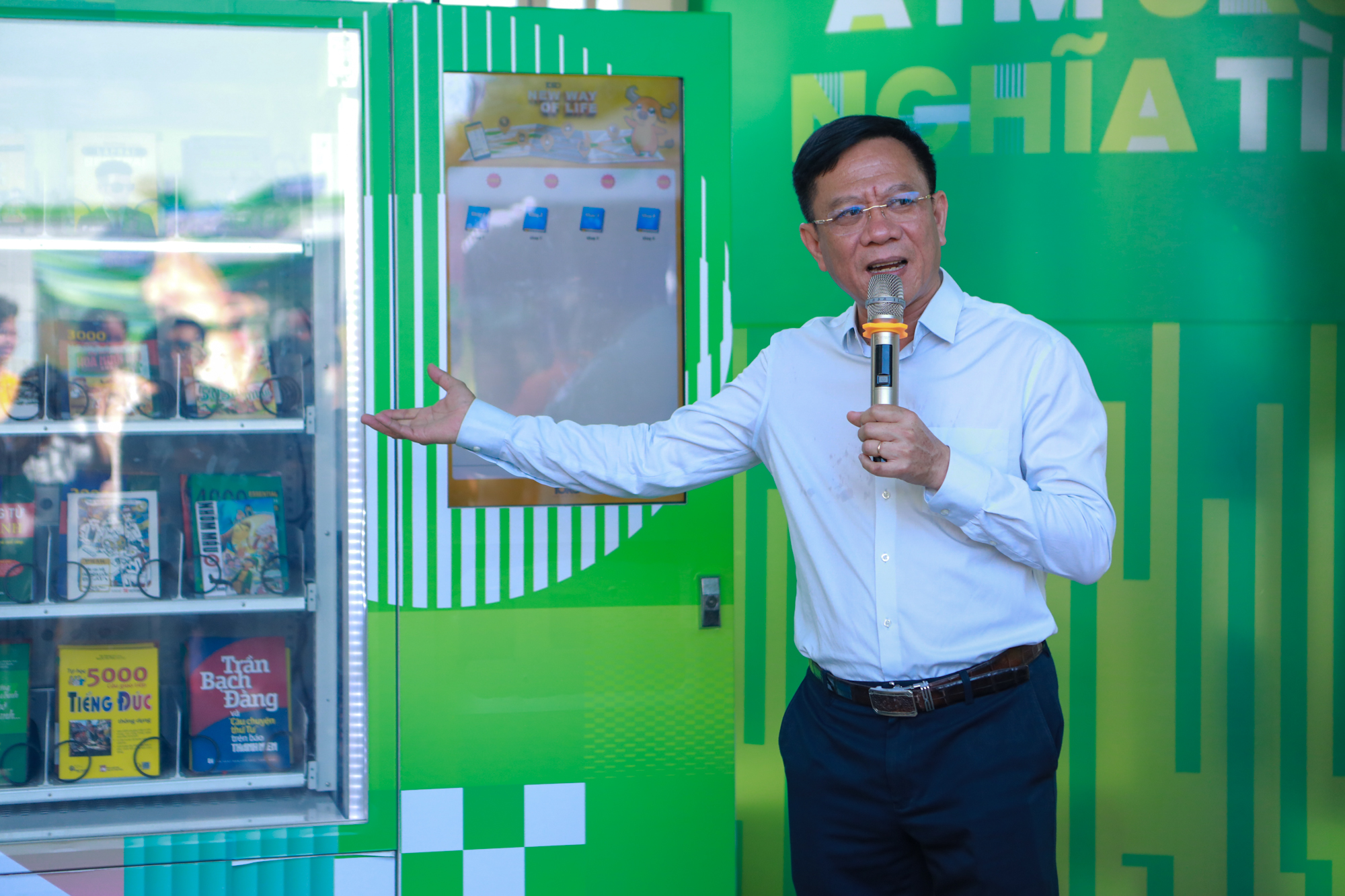 Lì xì sách tết 2026: Trải nghiệm thú vị tại ATM sách nghĩa tình TP.HCM- Ảnh 1.