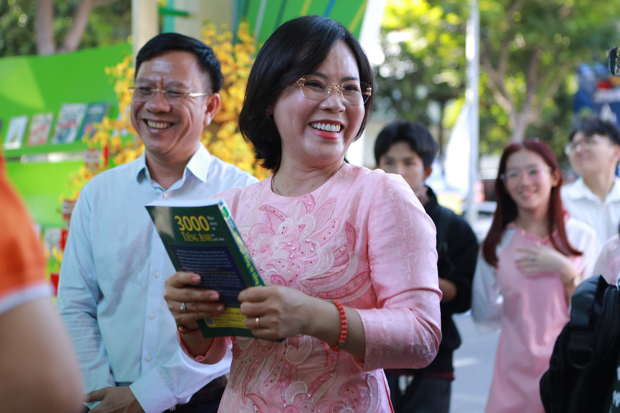 Lì xì sách tết 2026: Trải nghiệm thú vị tại ATM sách nghĩa tình TP.HCM- Ảnh 3.