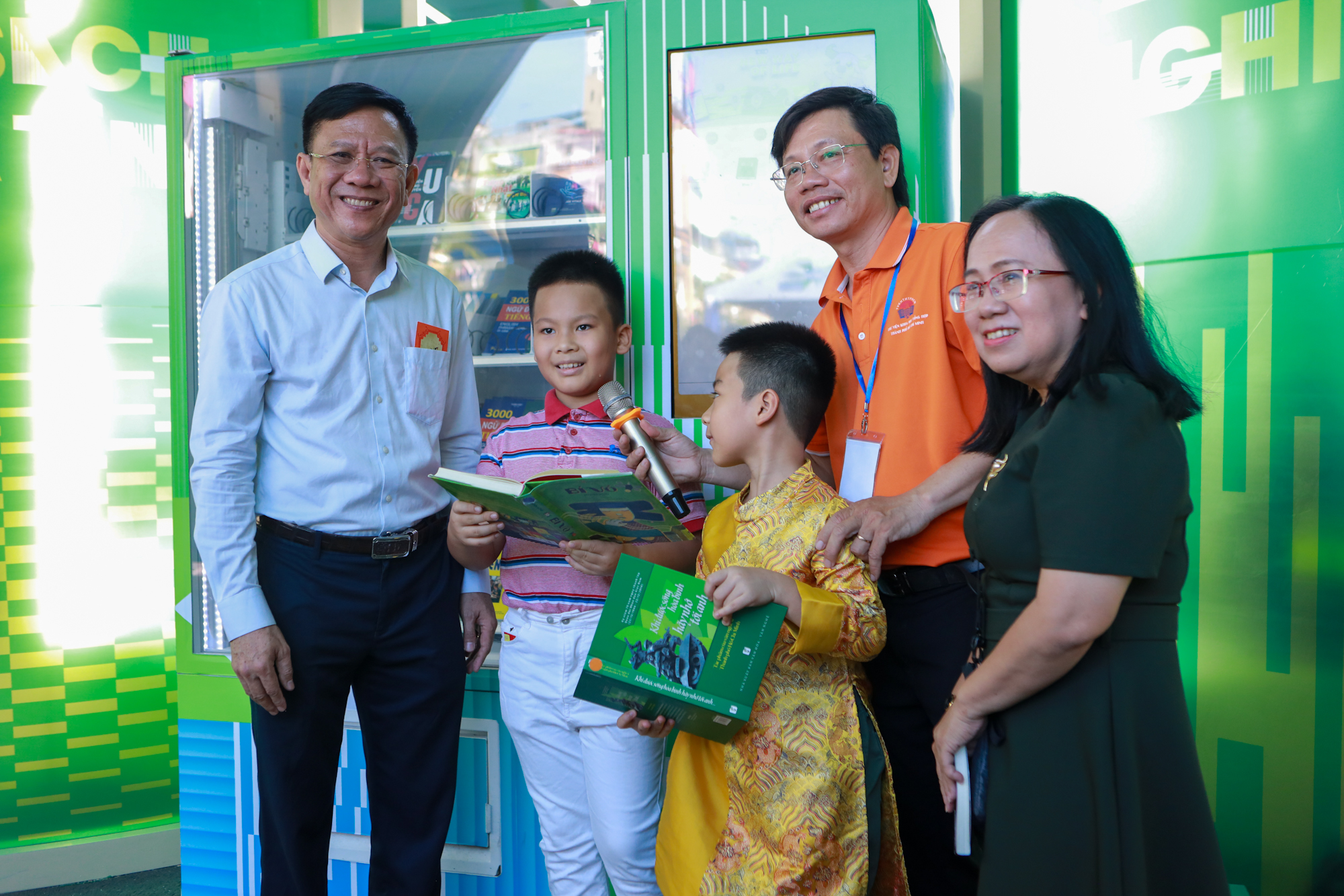 Lì xì sách tết 2026: Trải nghiệm thú vị tại ATM sách nghĩa tình TP.HCM- Ảnh 6.