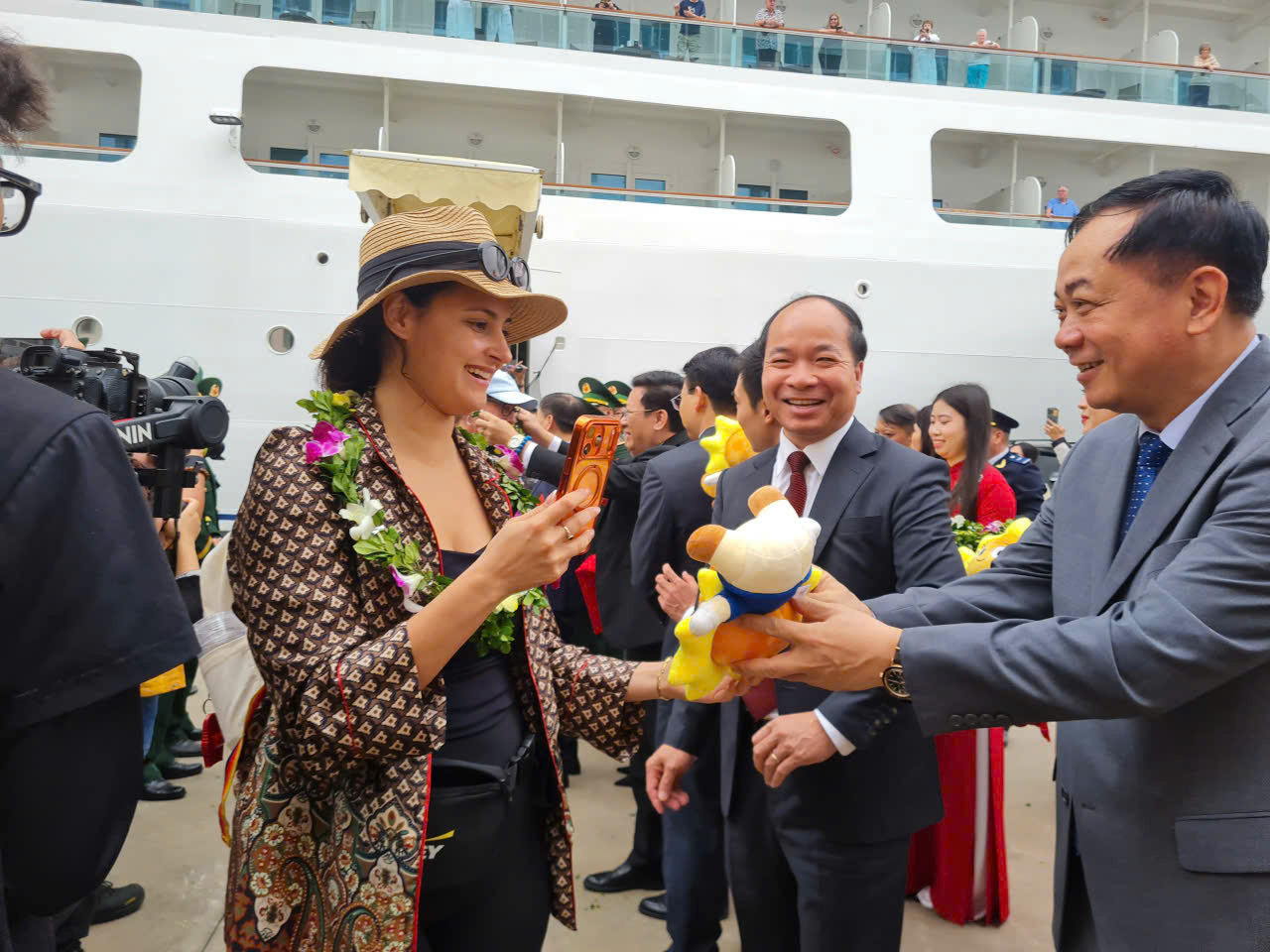 2 du thuyền mang gần 2.000 khách quốc tế xông đất Hạ Long- Ảnh 3.