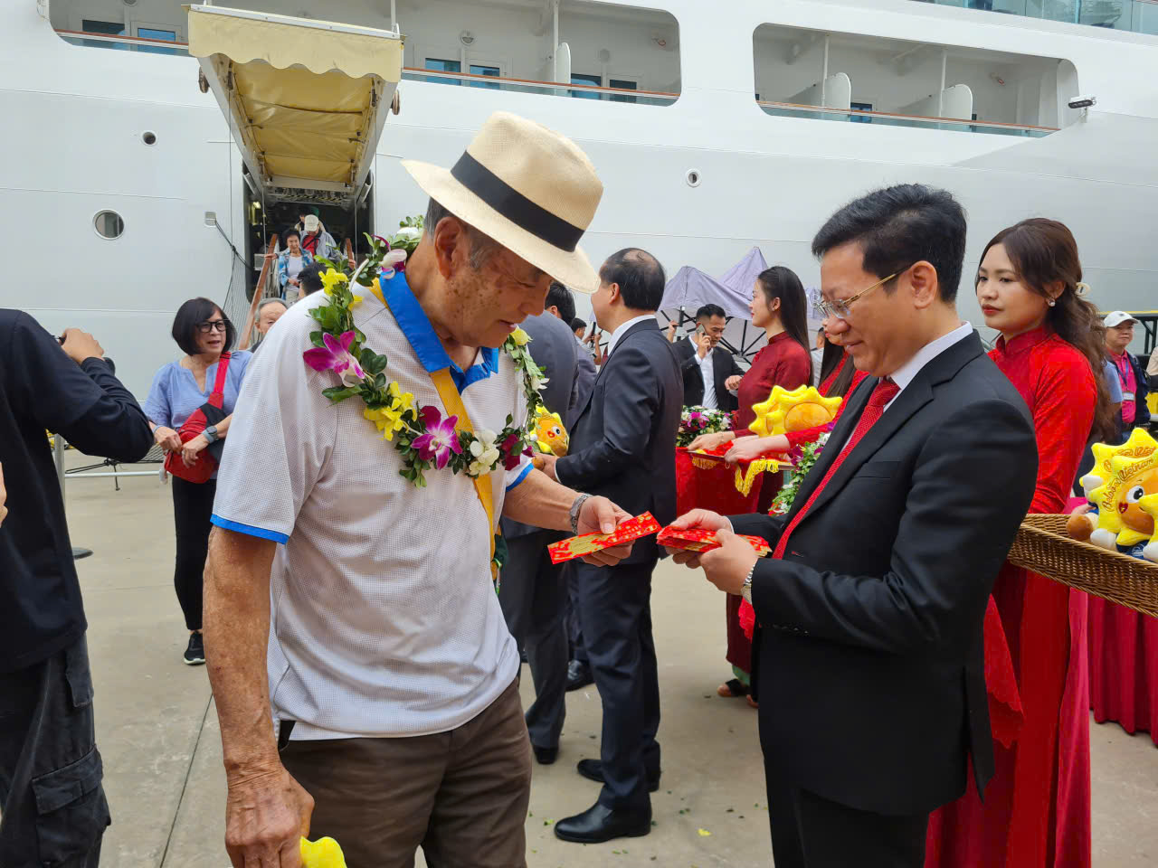 2 du thuyền mang gần 2.000 khách quốc tế xông đất Hạ Long- Ảnh 2.