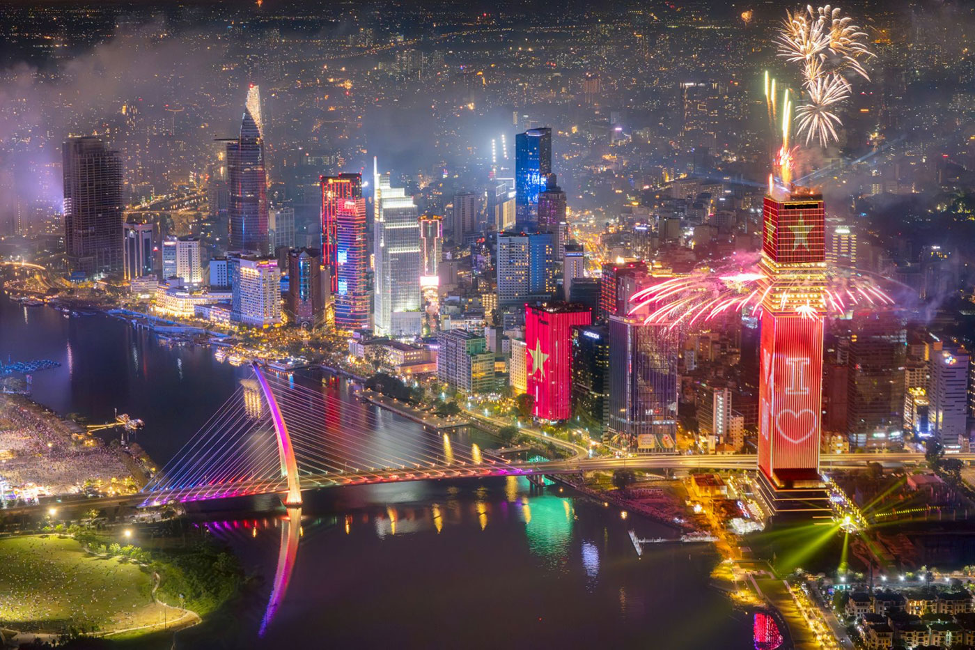 Saigon Marina IFC  -  Màn pháo hoa tòa tháp đầu tiên tại Việt Nam - Ảnh 1.