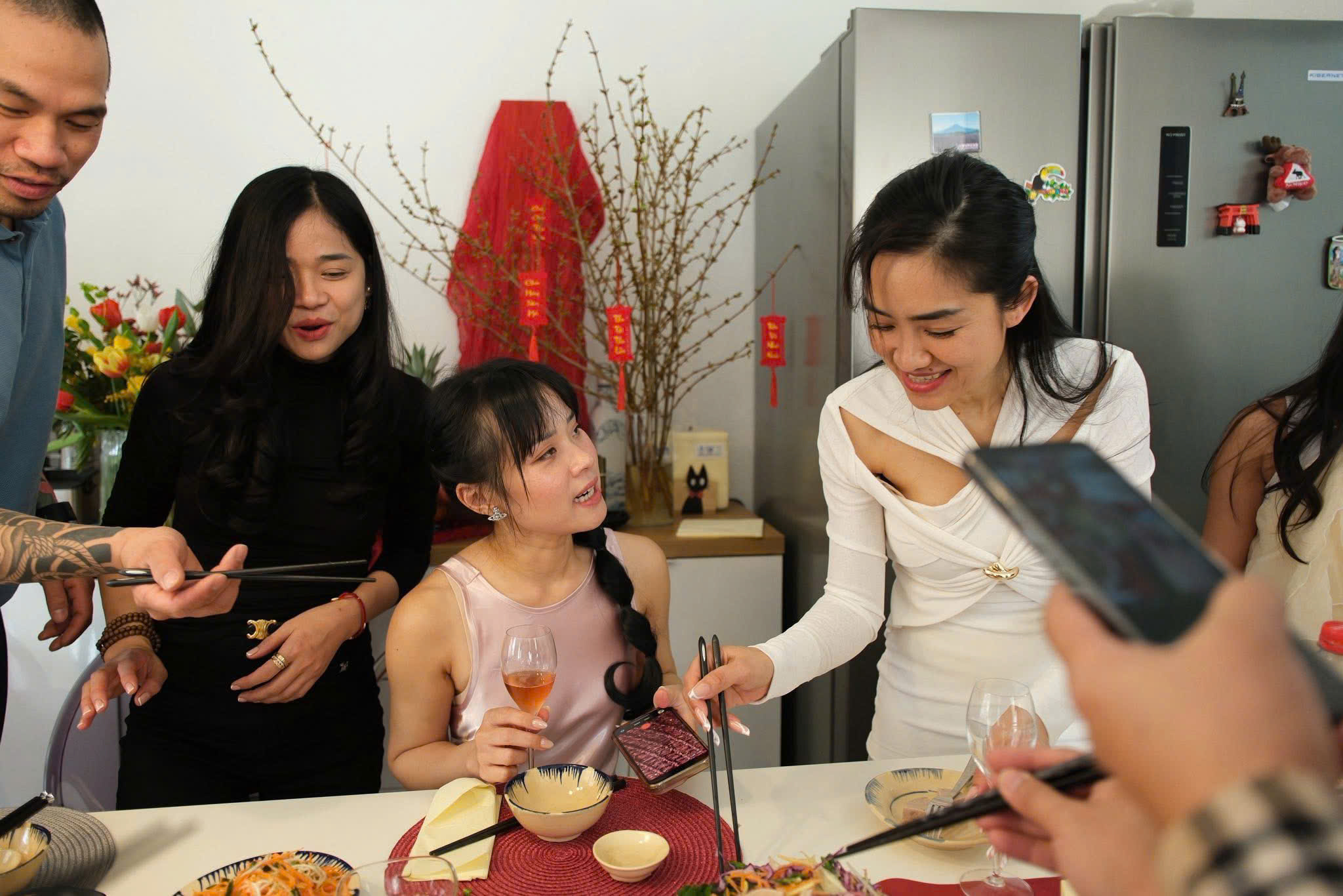 Người Việt ở Thuỵ Sĩ: Kỳ c&ocirc;ng m&acirc;m cỗ tết 3 miền Bắc - Trung - Nam  - Ảnh 1.