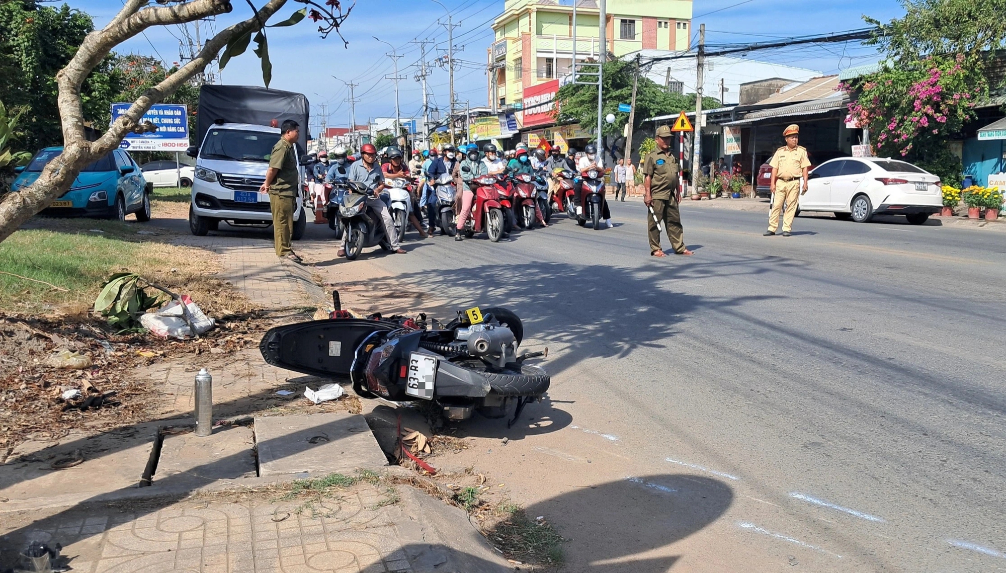 Mùng 2 Tết: Thanh niên 22 tuổi tông xe rác tử vong - Ảnh 1.
