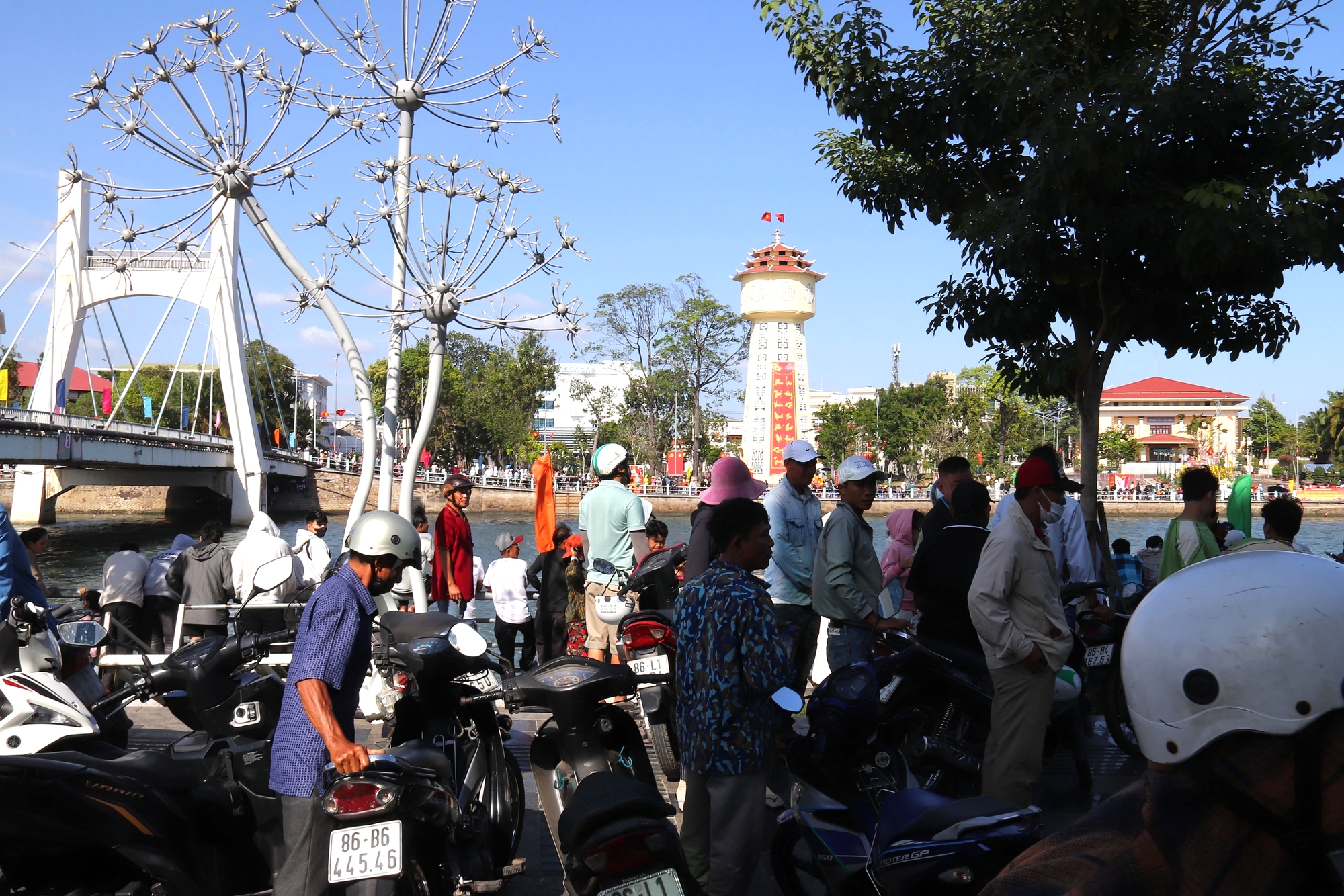 Phường Phan Thiết: Lễ hội đua thuyền trên sông Cà Ty rộn ràng sắc xuân Bính Ngọ - Ảnh 7.