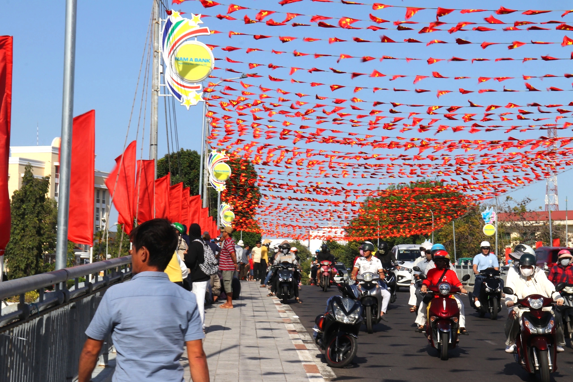 Phường Phan Thiết: Lễ hội đua thuyền trên sông Cà Ty rộn ràng sắc xuân Bính Ngọ - Ảnh 9.