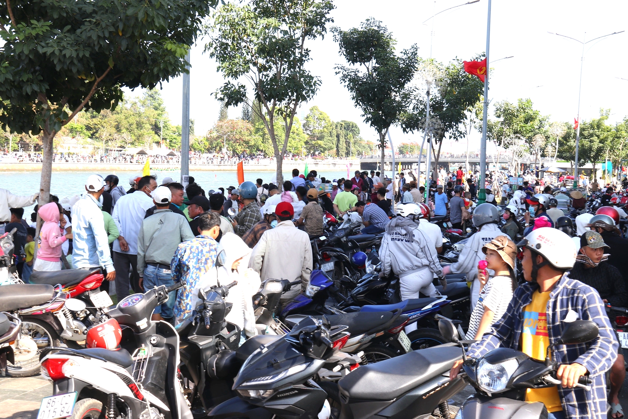 Phường Phan Thiết: Lễ hội đua thuyền trên sông Cà Ty rộn ràng sắc xuân Bính Ngọ - Ảnh 6.