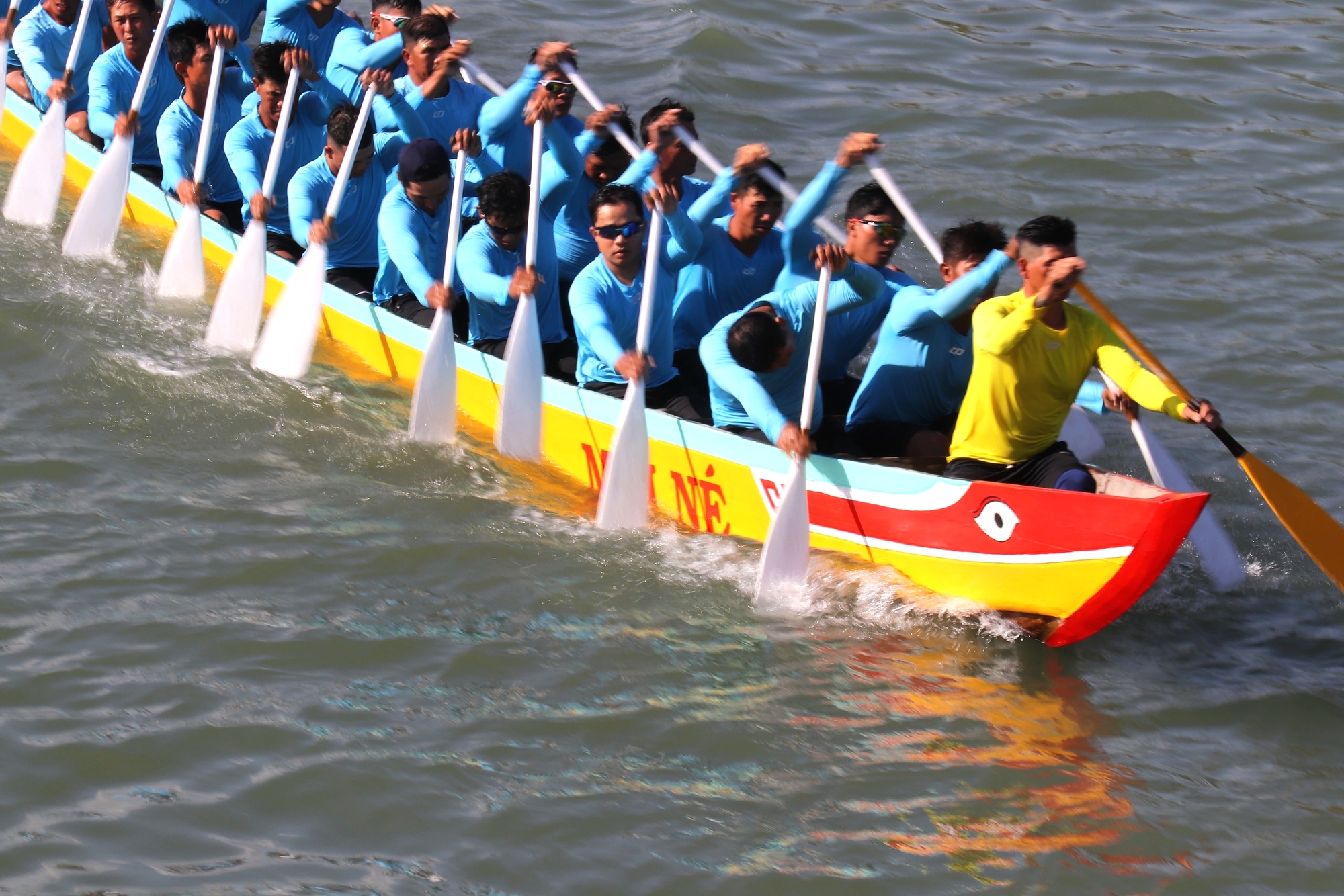Phường Phan Thiết: Lễ hội đua thuyền trên sông Cà Ty rộn ràng sắc xuân Bính Ngọ - Ảnh 4.