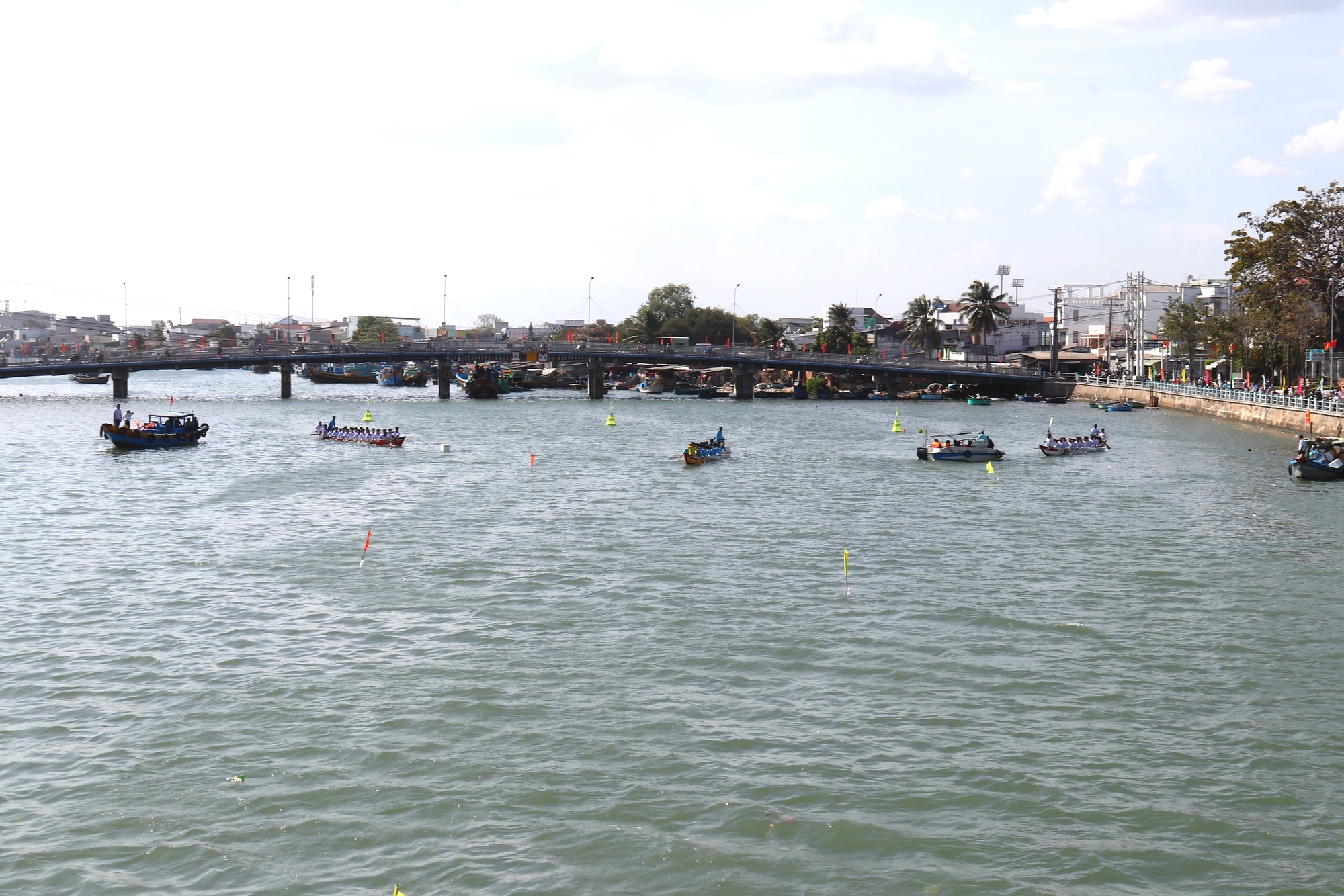 Phường Phan Thiết: Lễ hội đua thuyền trên sông Cà Ty rộn ràng sắc xuân Bính Ngọ - Ảnh 1.