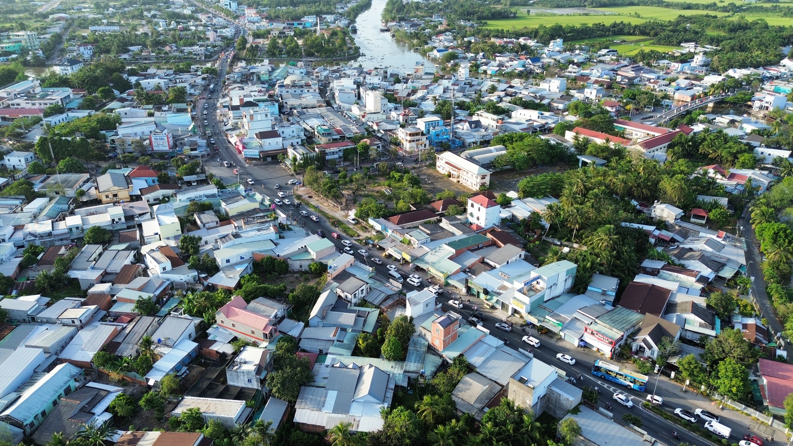 Kẹt xe kéo dài trên quốc lộ 53 do ô tô chết máy trên cầu Ngã Tư- Ảnh 1. Kẹt xe kéo dài trên quốc lộ 53 do ô tô chết máy trên cầu Ngã Tư- Ảnh 1.