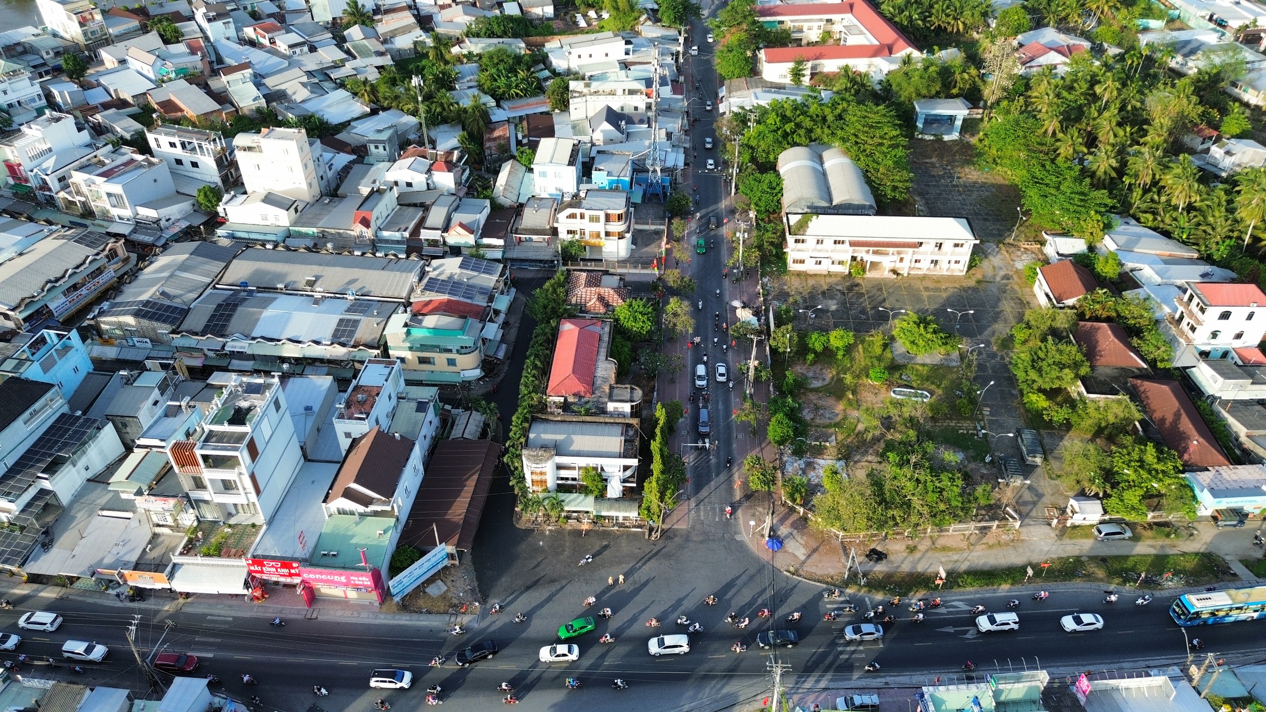 Kẹt xe kéo dài trên quốc lộ 53 do ô tô chết máy trên cầu Ngã Tư- Ảnh 2. Kẹt xe kéo dài trên quốc lộ 53 do ô tô chết máy trên cầu Ngã Tư- Ảnh 2.