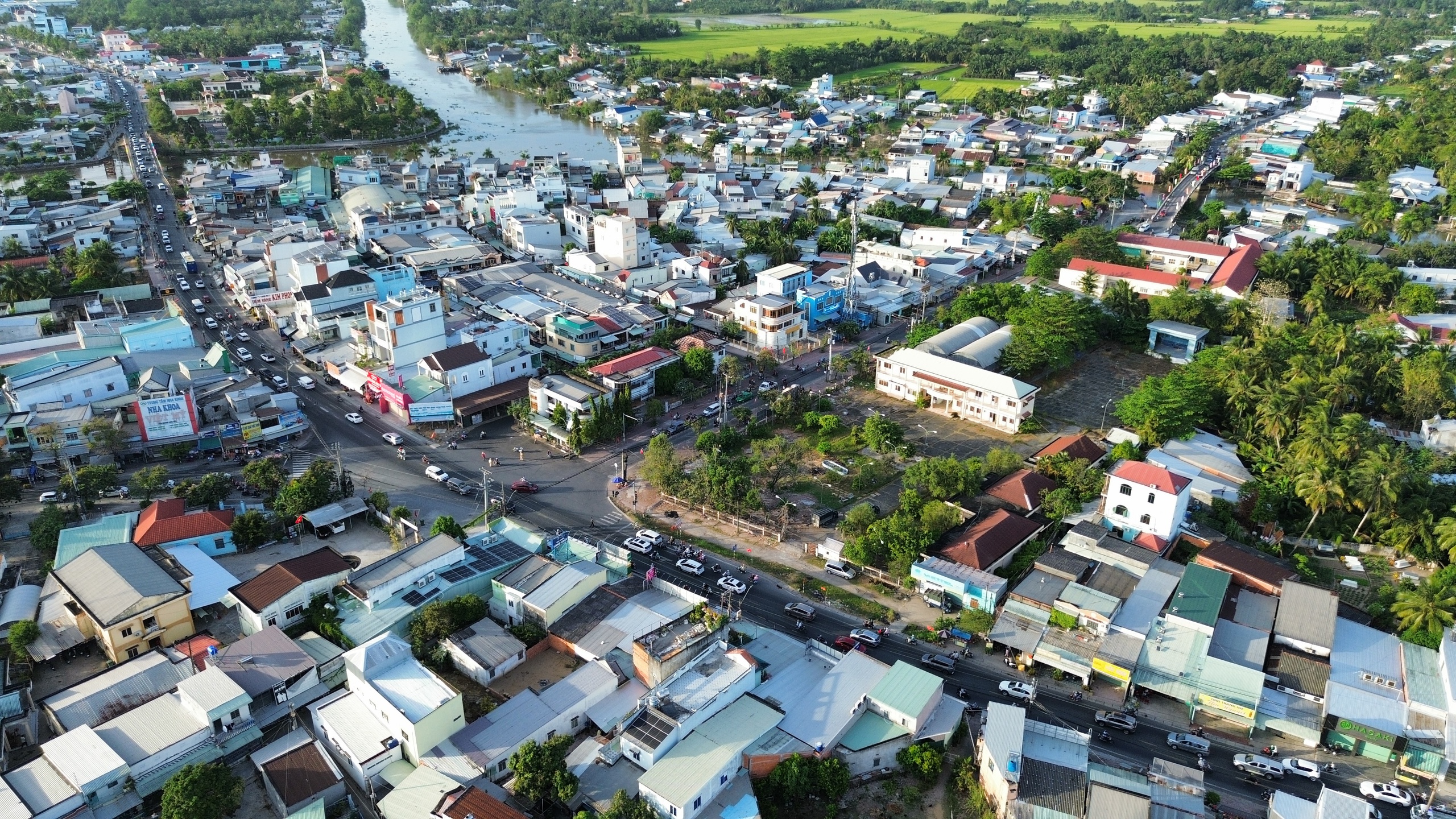 Kẹt xe kéo dài trên quốc lộ 53 do ô tô chết máy trên cầu Ngã Tư- Ảnh 4. Kẹt xe kéo dài trên quốc lộ 53 do ô tô chết máy trên cầu Ngã Tư- Ảnh 4.