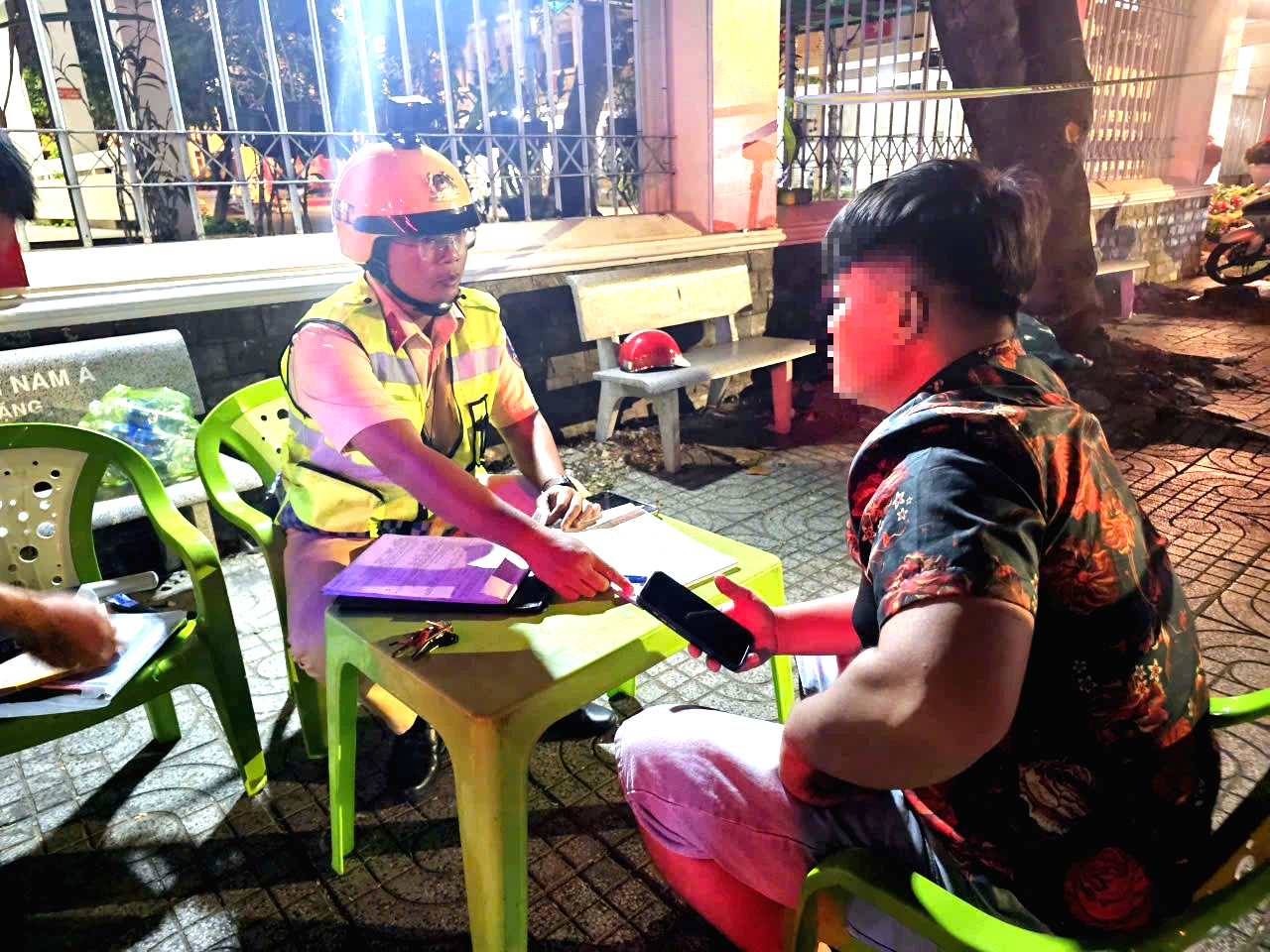 Bị thổi phạt nồng độ cồn, nam thanh niên nói 'không để mất thêm xe'- Ảnh 1. Bị thổi phạt nồng độ cồn, nam thanh niên nói 'không để mất thêm xe'- Ảnh 1.