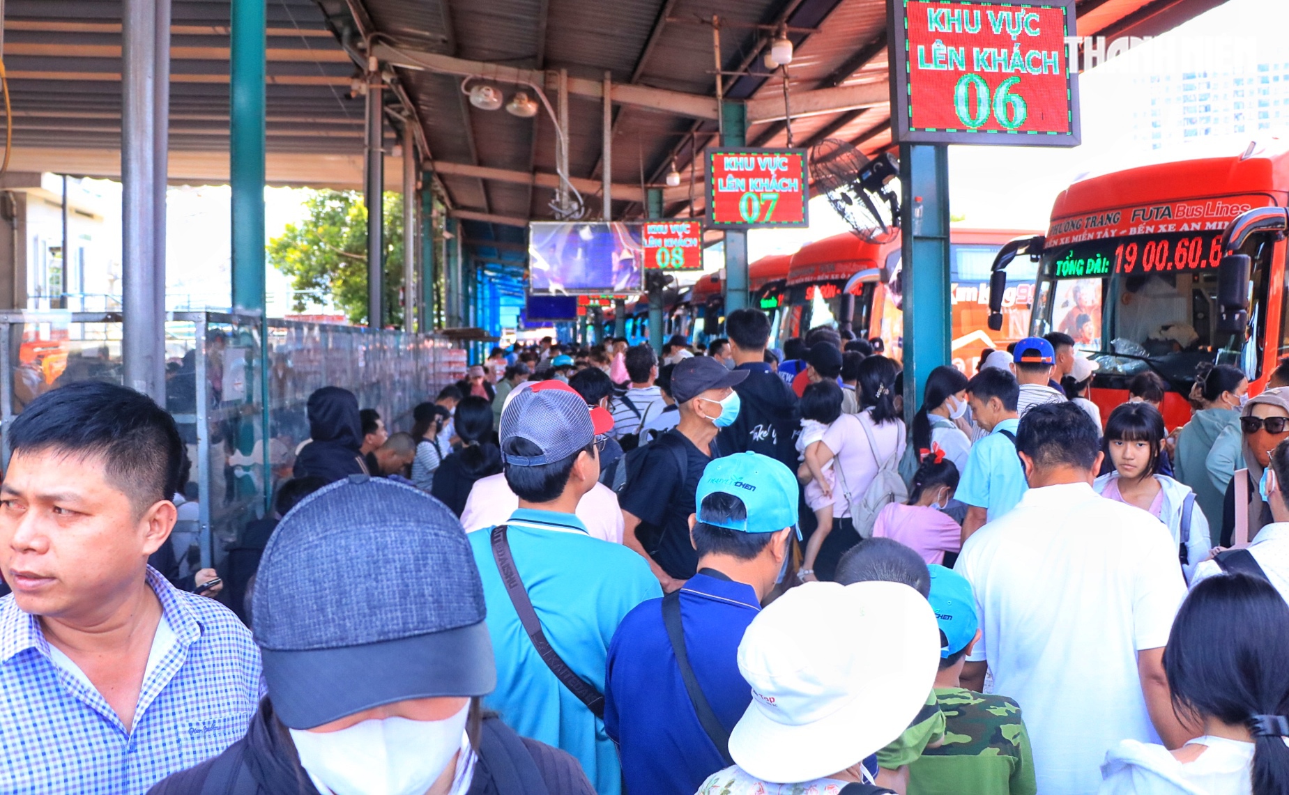 Chiều m&ugrave;ng 2 tết: Bất ngờ 'biển người' ở Bến xe Miền T&acirc;y - Ảnh 2.