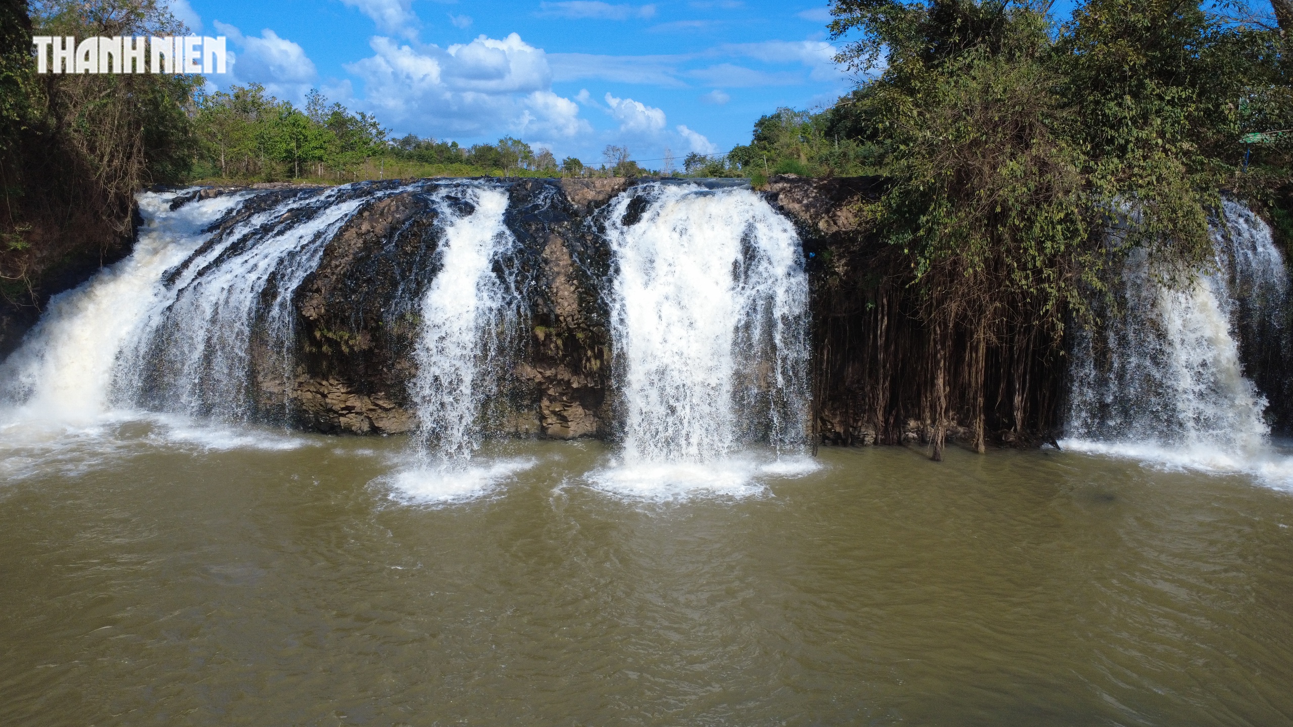 [FLYCAM] Xi&ecirc;u l&ograve;ng vẻ hoang sơ ở th&aacute;c nước cao nguy&ecirc;n ng&agrave;y đầu năm - Ảnh 2.