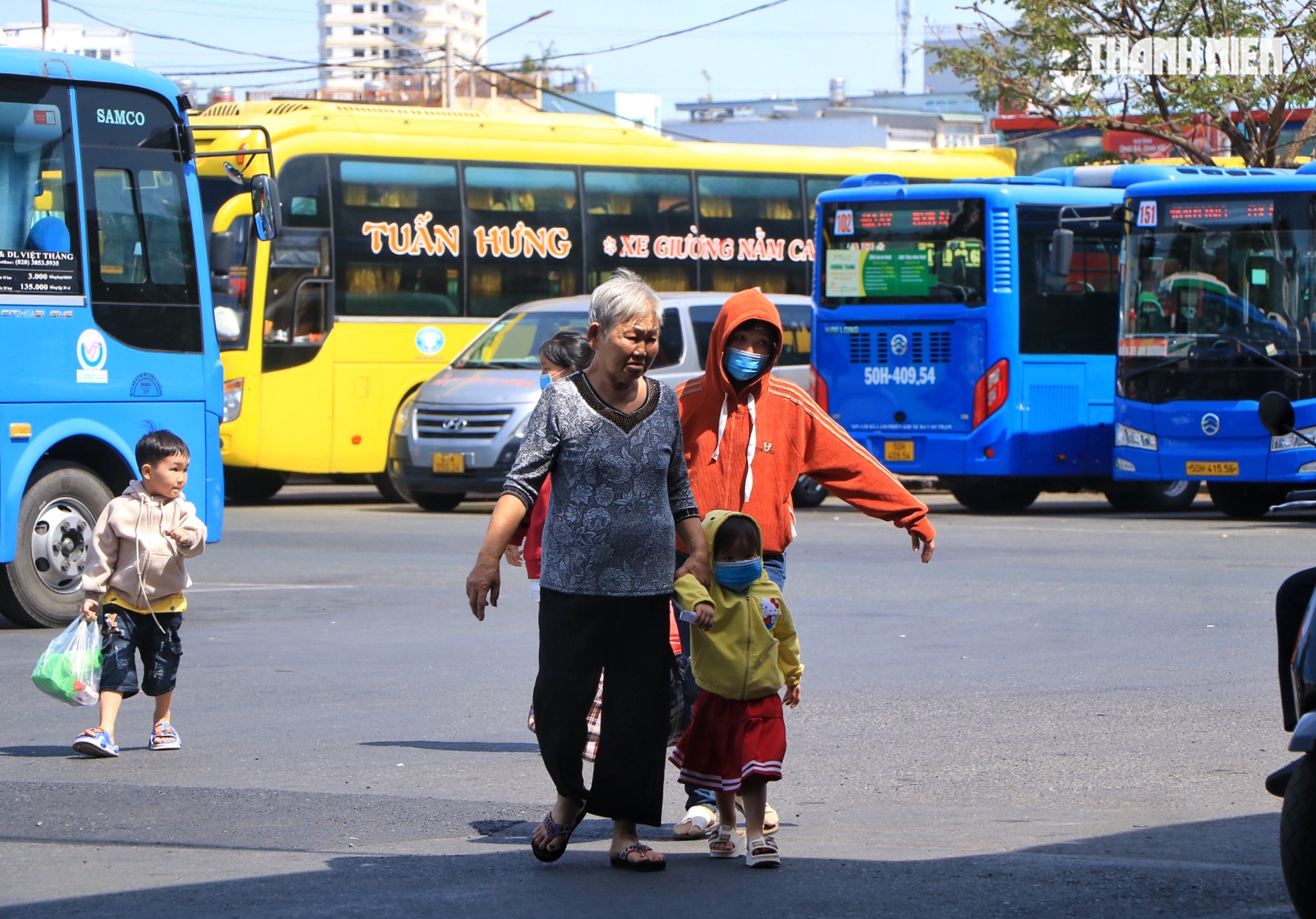 M&ugrave;ng 2 tết: Bến xe Miền T&acirc;y nhiều người lỉnh kỉnh qu&agrave; qu&ecirc; trở lại TP.HCM sớm - Ảnh 11.