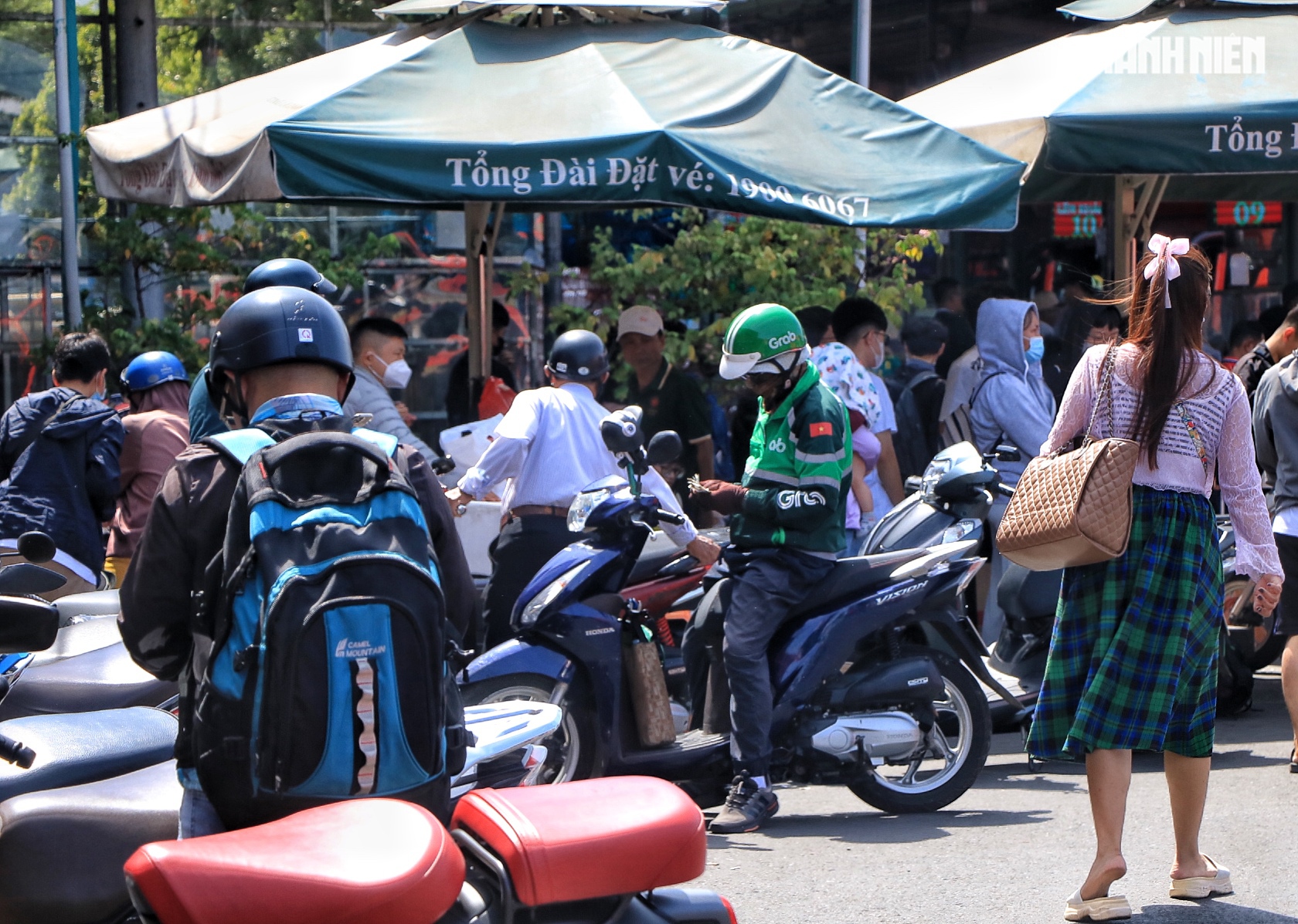 Đường phố TP.HCM m&ugrave;ng 2 tết: Nhiều người miệt m&agrave;i mưu sinh dưới nắng chang chang- Ảnh 7.