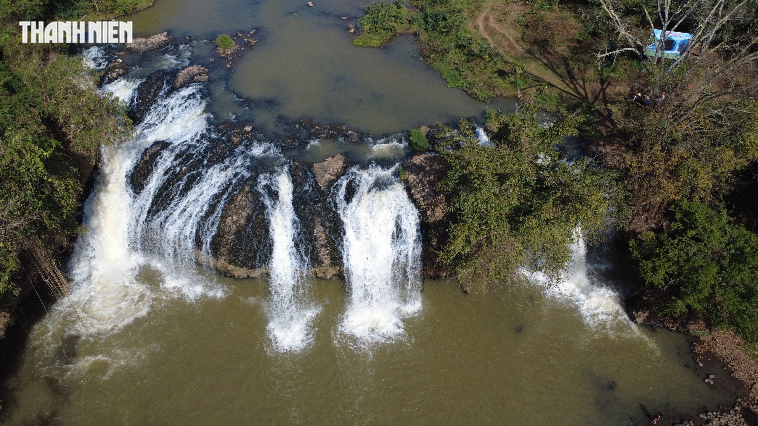 [FLYCAM] Xi&ecirc;u l&ograve;ng vẻ hoang sơ ở th&aacute;c nước cao nguy&ecirc;n ng&agrave;y đầu năm - Ảnh 1.