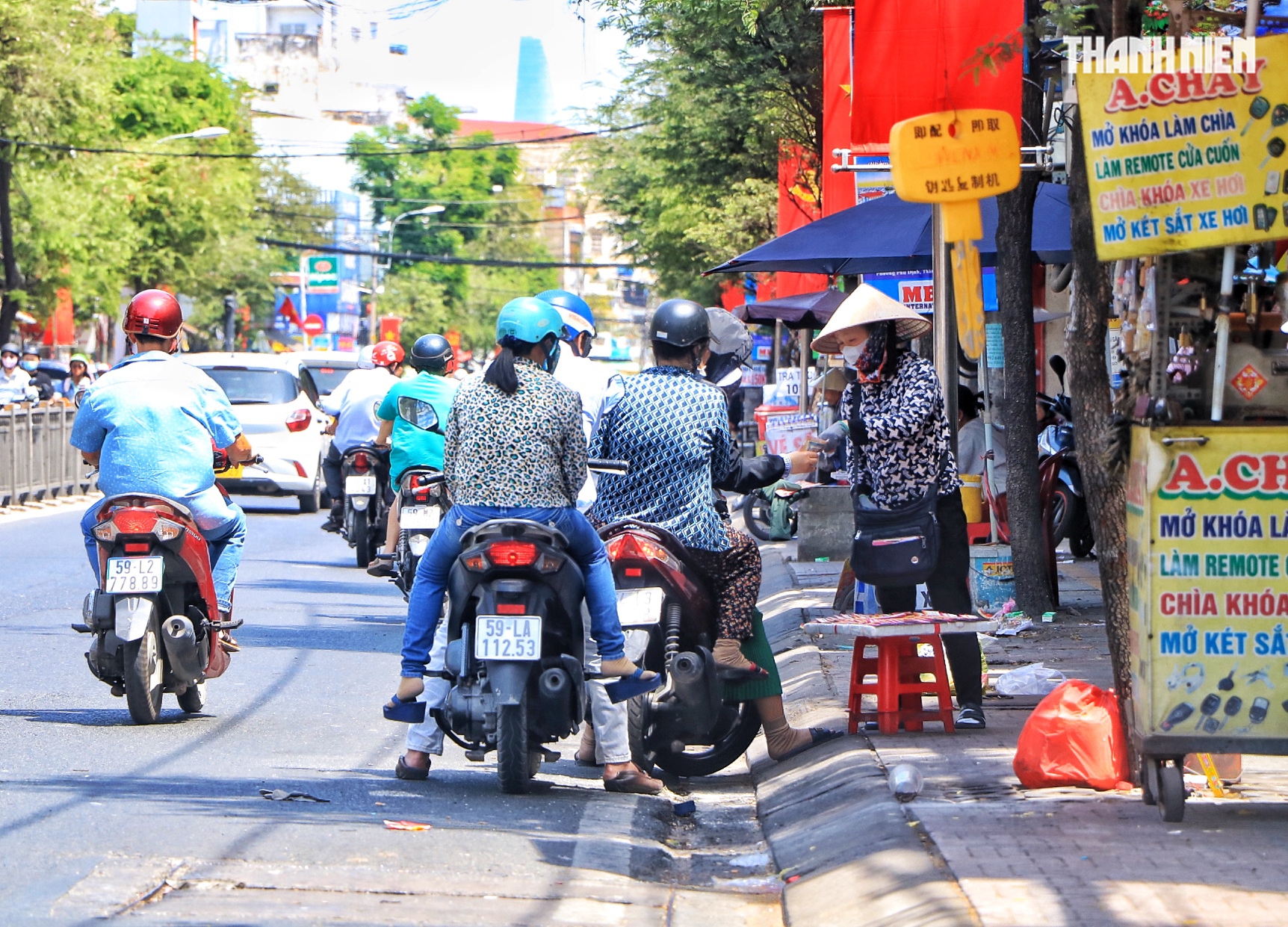 Đường phố TP.HCM m&ugrave;ng 2 tết: Nhiều người miệt m&agrave;i mưu sinh dưới nắng chang chang- Ảnh 4.