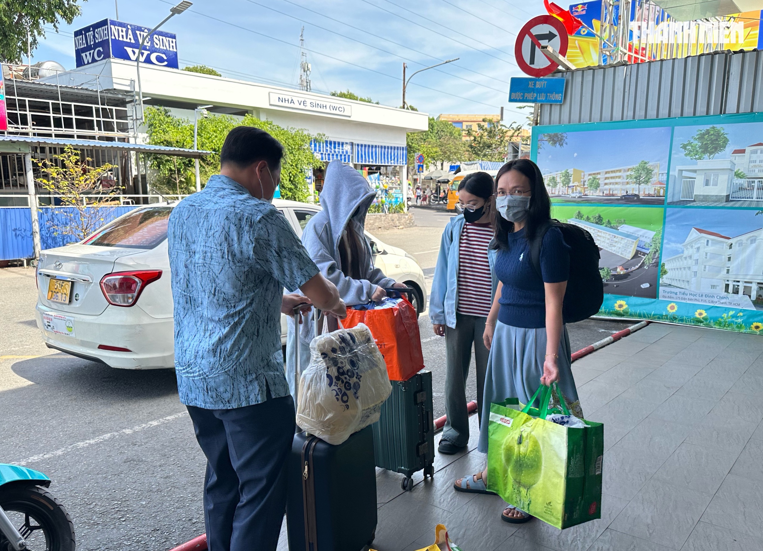 Chiều m&ugrave;ng 2 tết: Bất ngờ 'biển người' ở Bến xe Miền T&acirc;y - Ảnh 9.