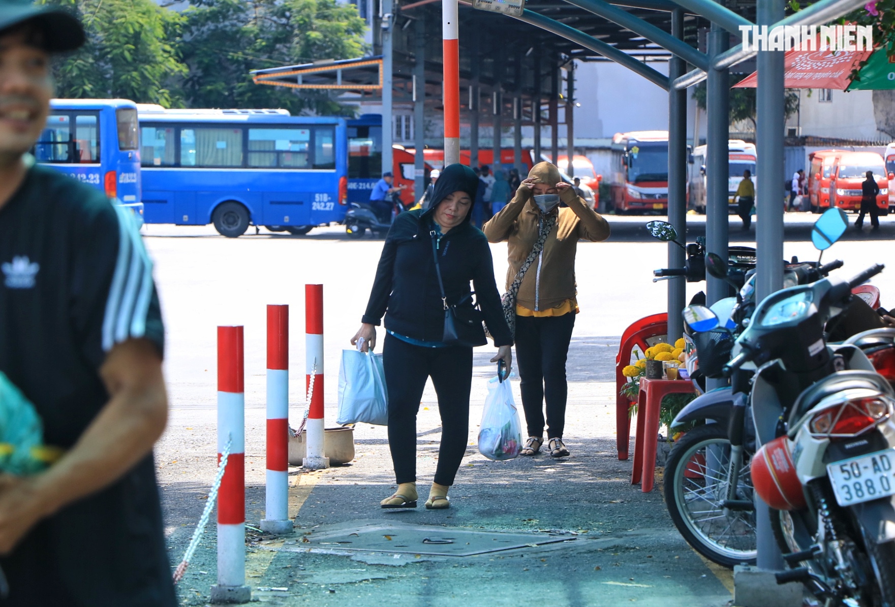 M&ugrave;ng 2 tết: Bến xe Miền T&acirc;y nhiều người lỉnh kỉnh qu&agrave; qu&ecirc; trở lại TP.HCM sớm - Ảnh 7.